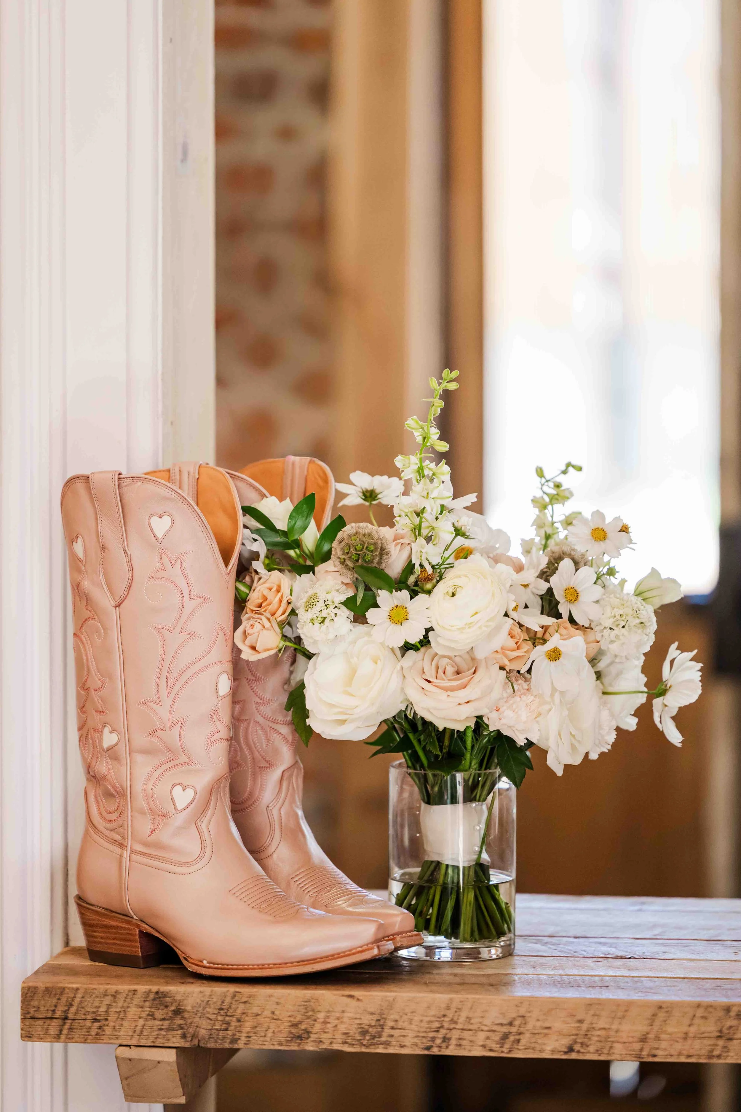 11_brides-wedding-cow-girl-boots.jpg