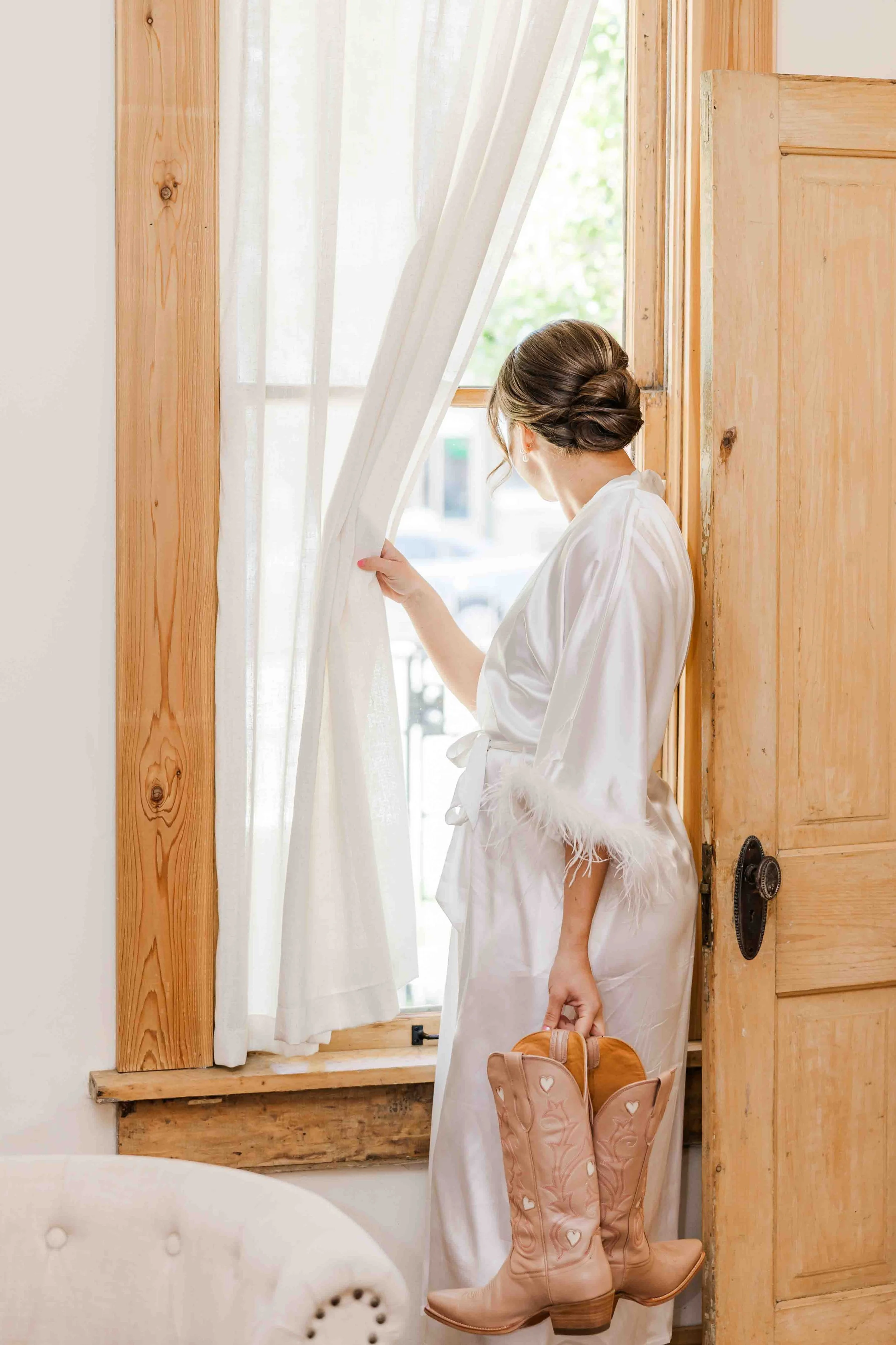 12_bride-watches-guests-arrive-at-denver-wedding-venue.jpg