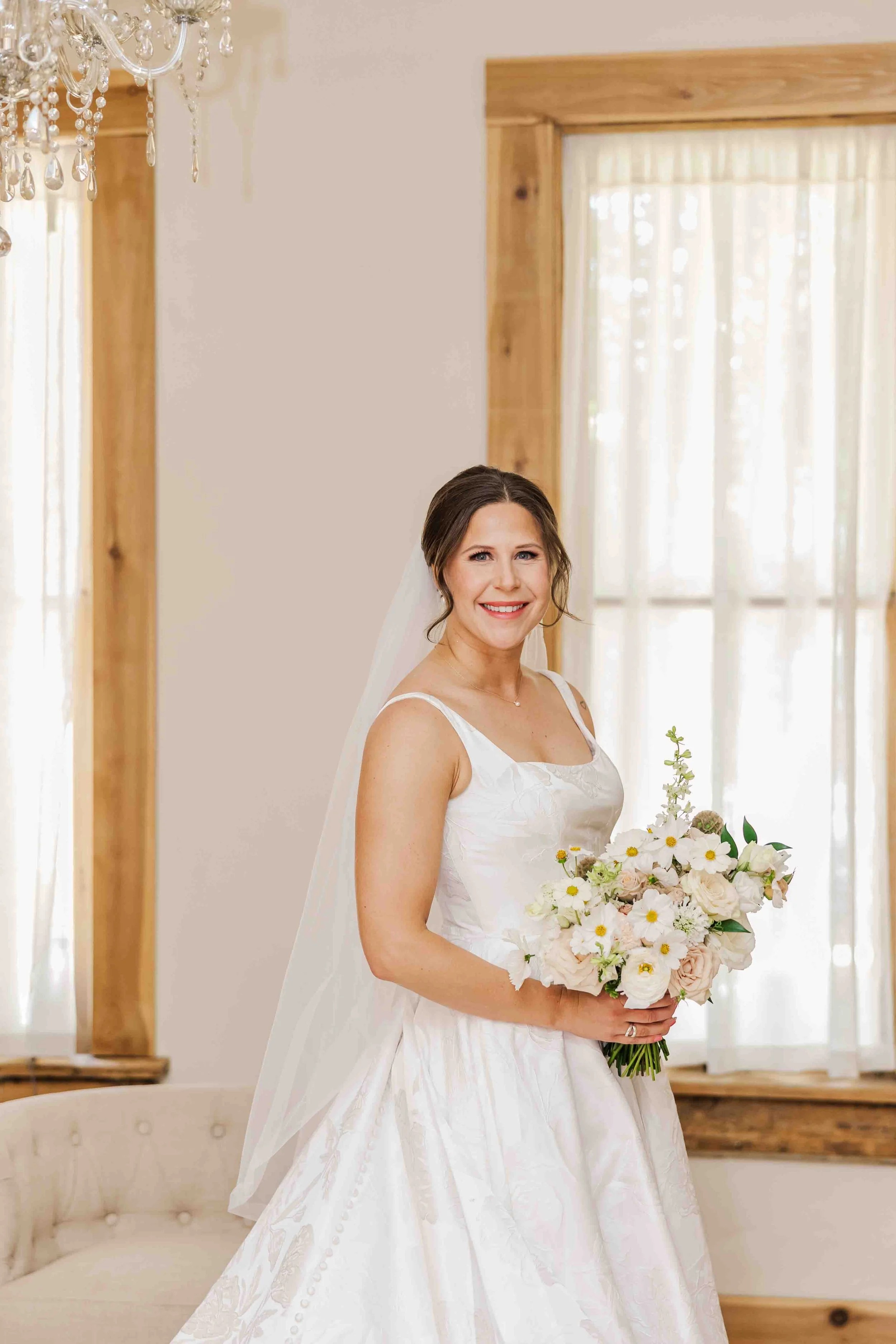 16_bridal-look-white-bridal-bouquet-juniper-and-honey-designs.jpg