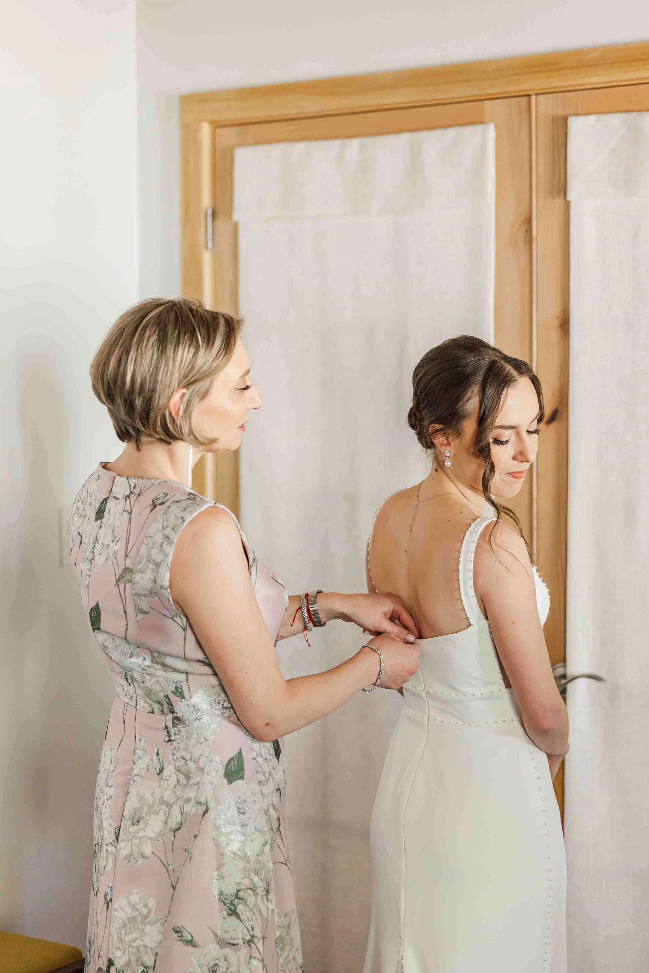 02_bride-getting-ready-blush-floral-mother-of-bride-dress.jpg