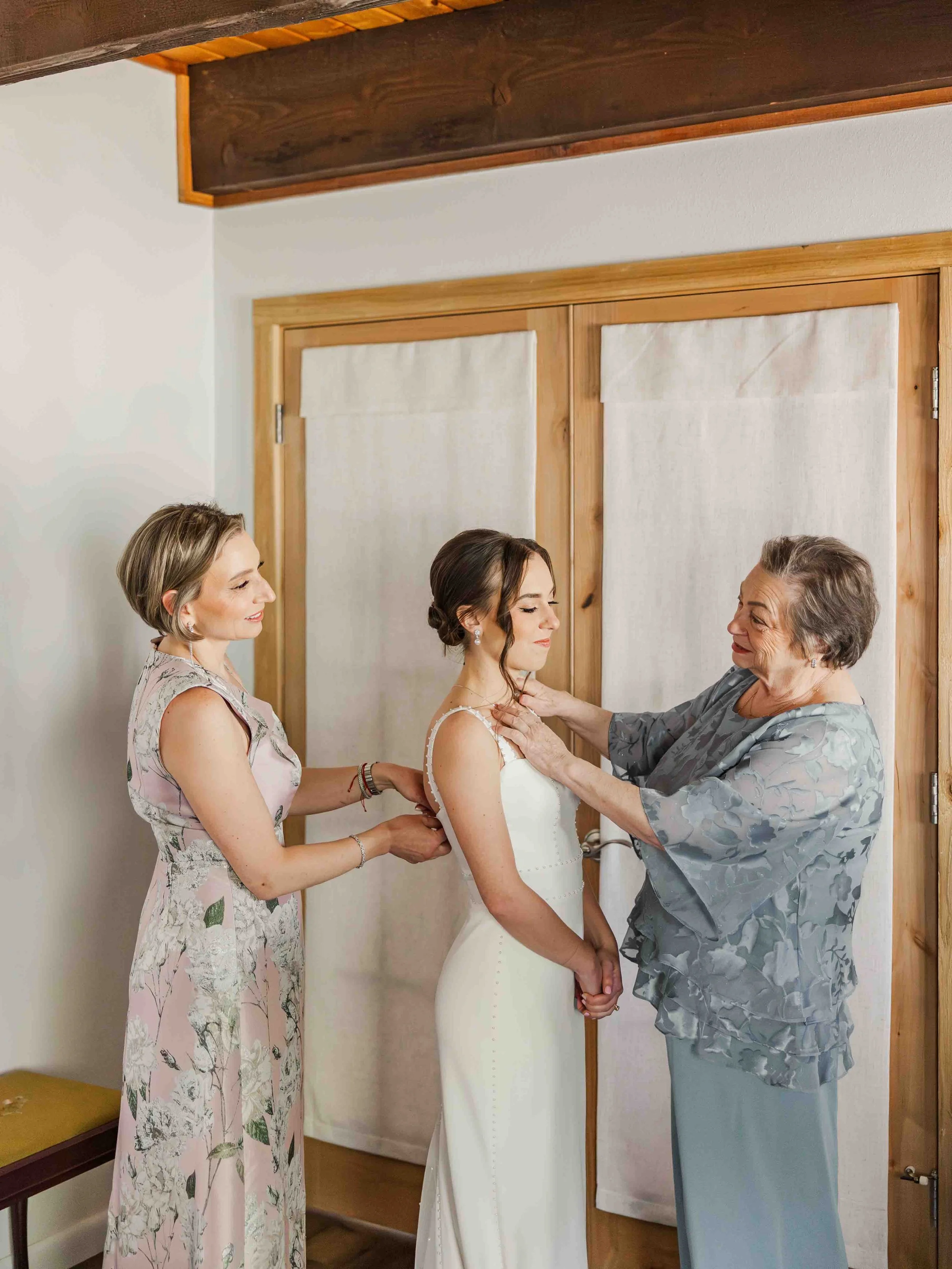 03_bride-getting-ready-on-wedding-morning-at-evergreen-lakehouse-colorado.jpg