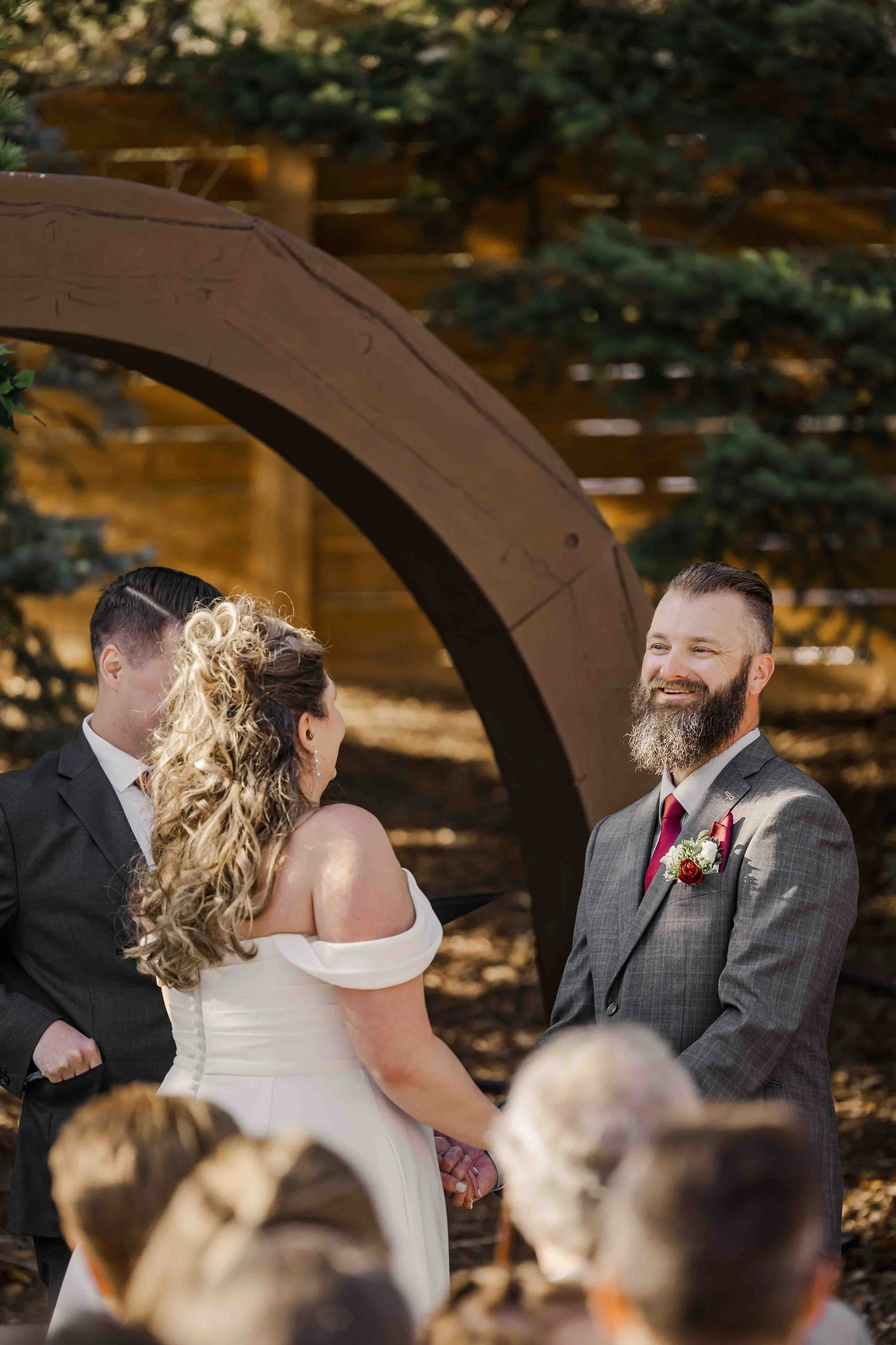 20_red-and-white-wedding-colors-colorado-outdoor-wedding.jpg
