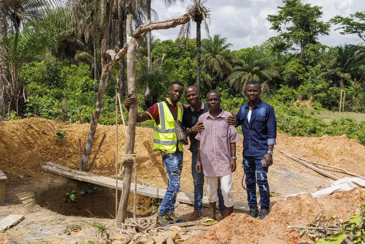 Visited the new @h2oforlife well being dug, in partnership with @rhcimnsl in Sami Tabema, Tikonko Chiefdom, Sierra Leone.
This well, located by the school, will bring easy access to clean water for the community.
The finished well will be about 25 f