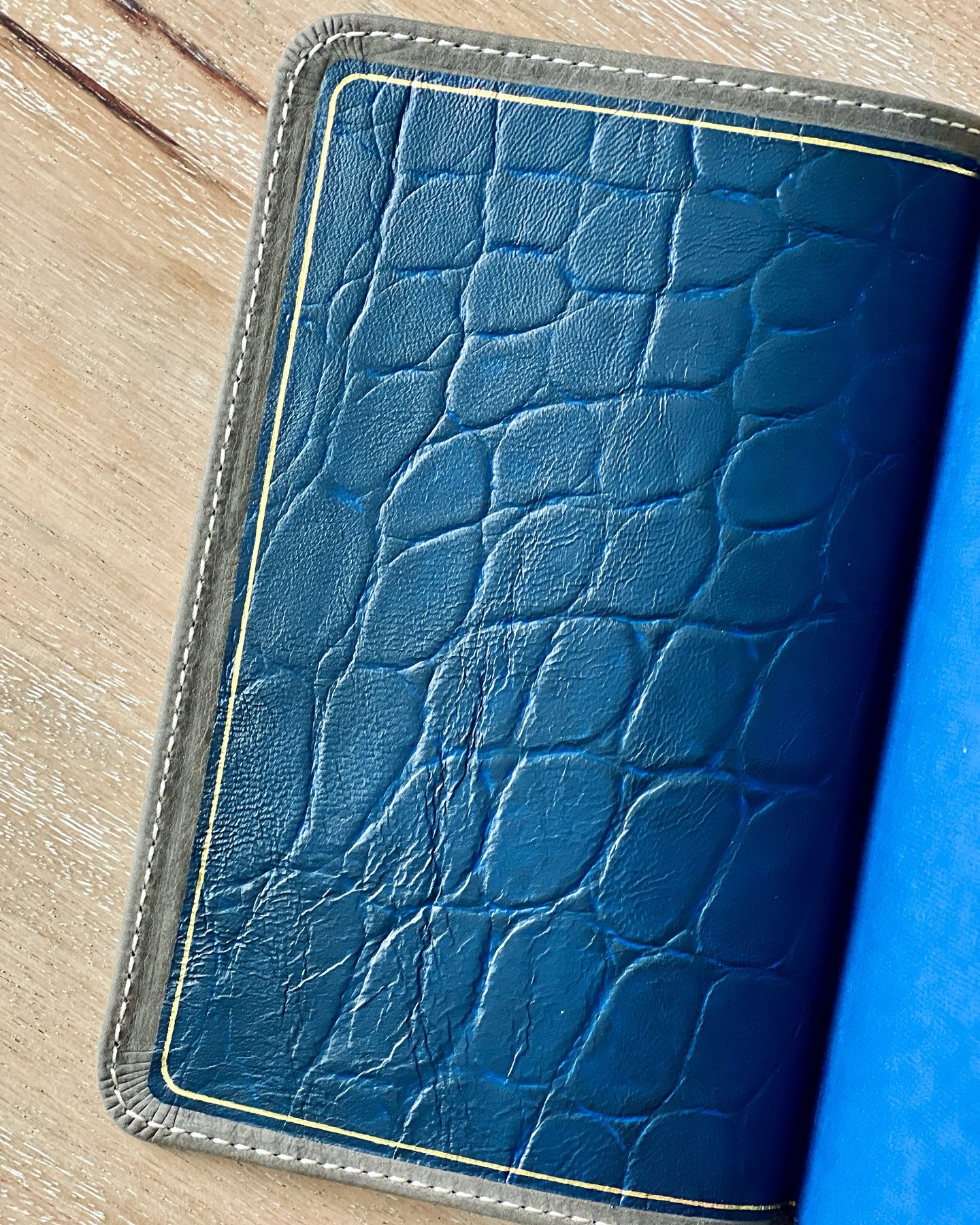 A lot of people have been raving about this dark blue &ldquo;croc-embossed&rdquo; lambskin liner on my new rebind from @floresh_bibles. 💙 I love how it adds a unique pop of color and texture to the interior&hellip; but I wonder if it would look good