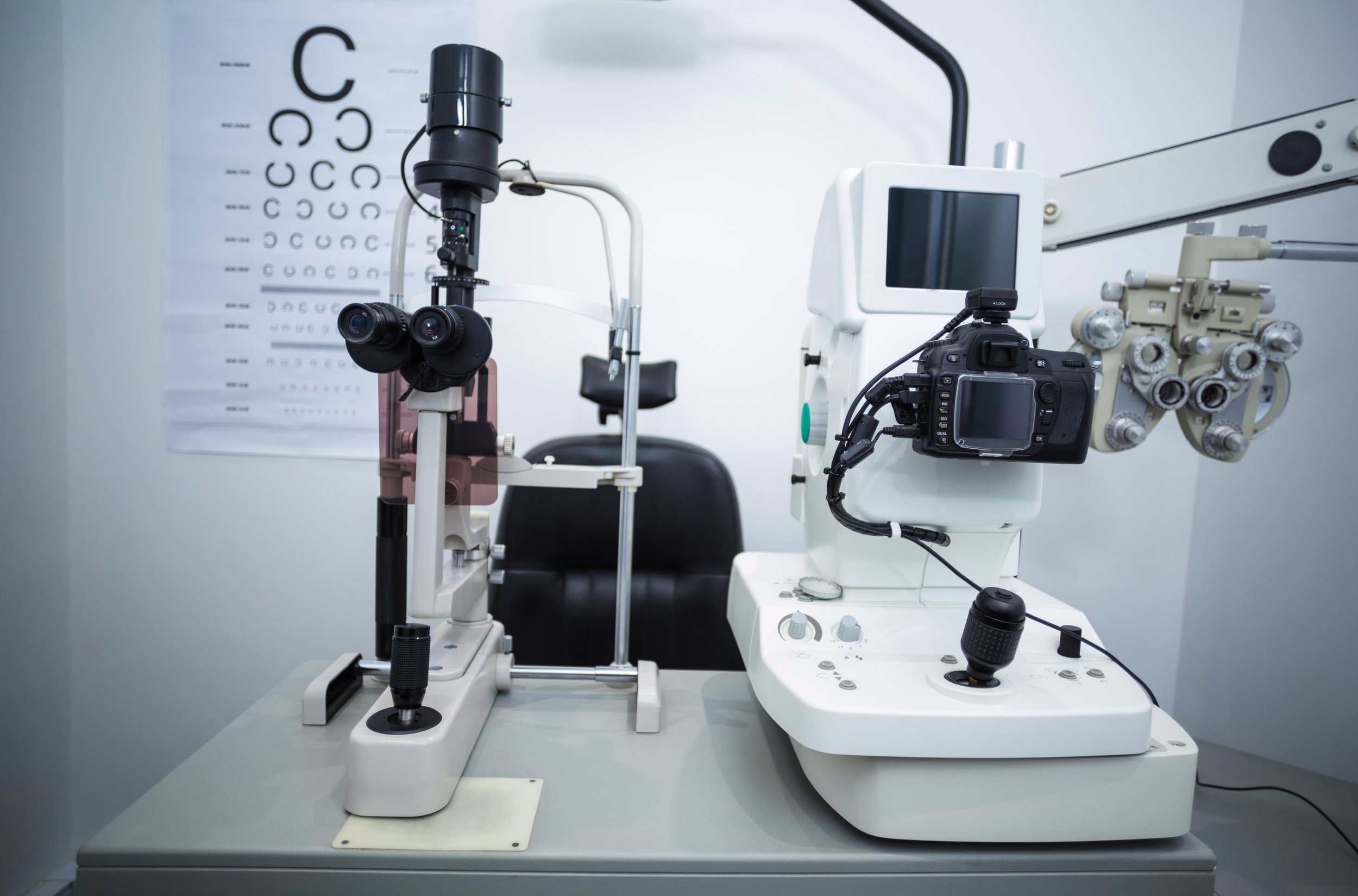 medical-equipment-in-ophthalmology-clinic-3406153.jpg
