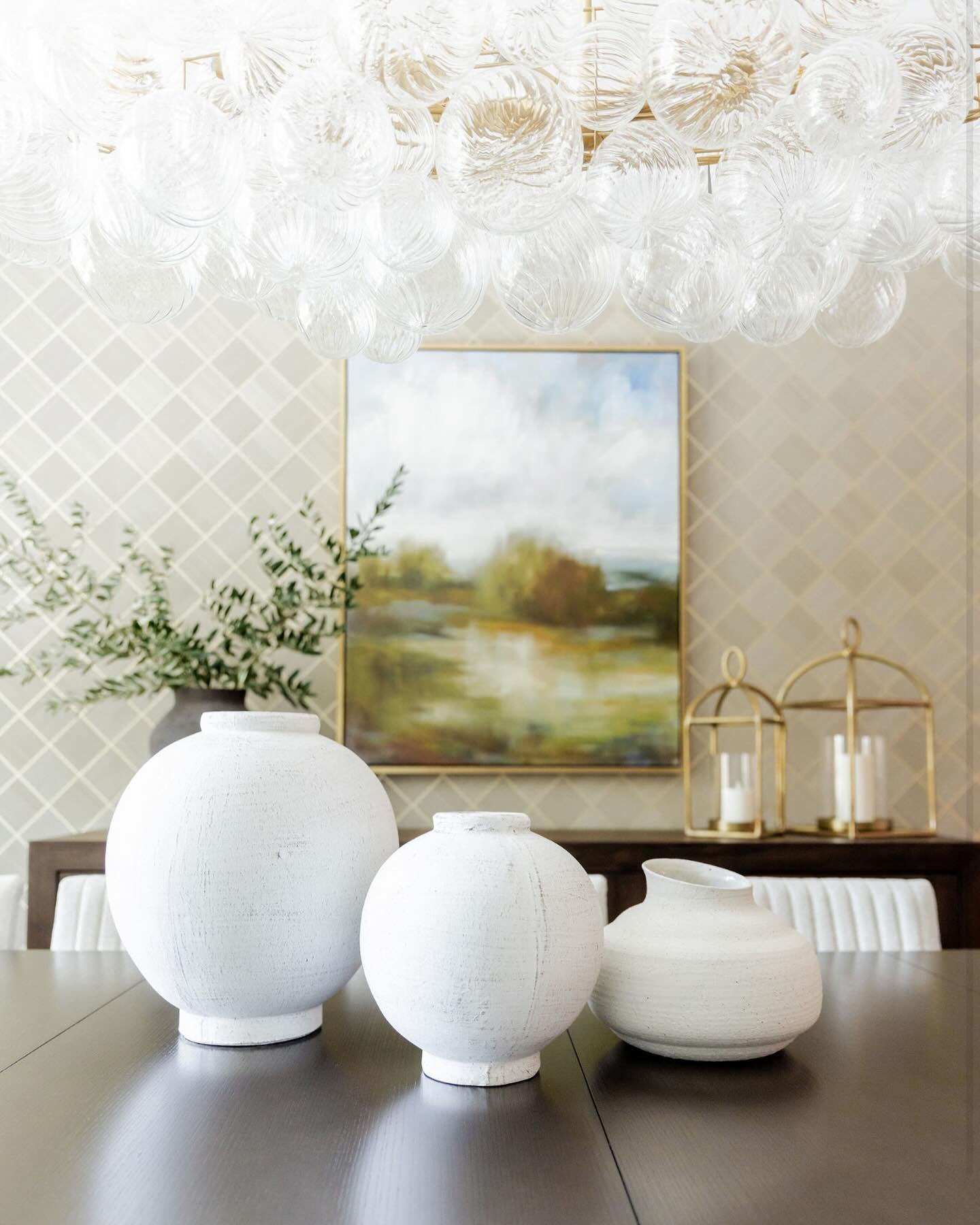 A dining space for a large family that hosts events often. Such a pleasure to work with these clients. What is your favorite part?

Photo: @corrielynnphoto 

#dining #interior #wallpaper #transitionalstyle #graciouslivingstyle
