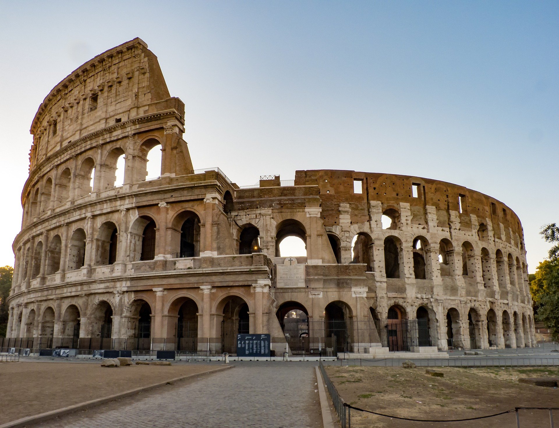 Сколько лет древнему риму. Римский Колизей. Колизей в древнем Риме. Колизей Рим Италия. Амфитеатр в Риме.
