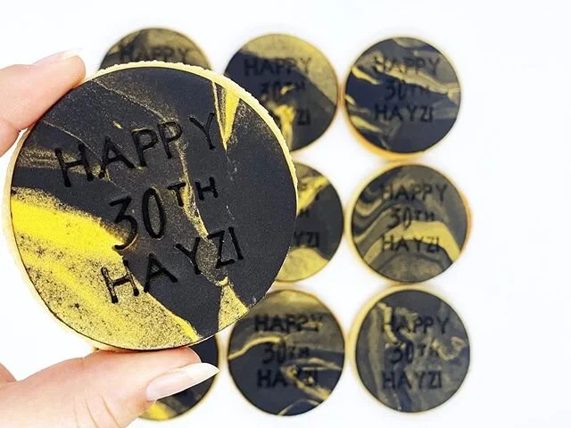 If only you could see the sparkle in this black and gold marble 🥰 
#newcastlecookieco #cookies #happiness #party #fondant #sugar #baking #ordernow #flour #newcastle #smallbusiness #sugarcookies #localsuppotlocal #blackandgold #birthday #cookiecommun