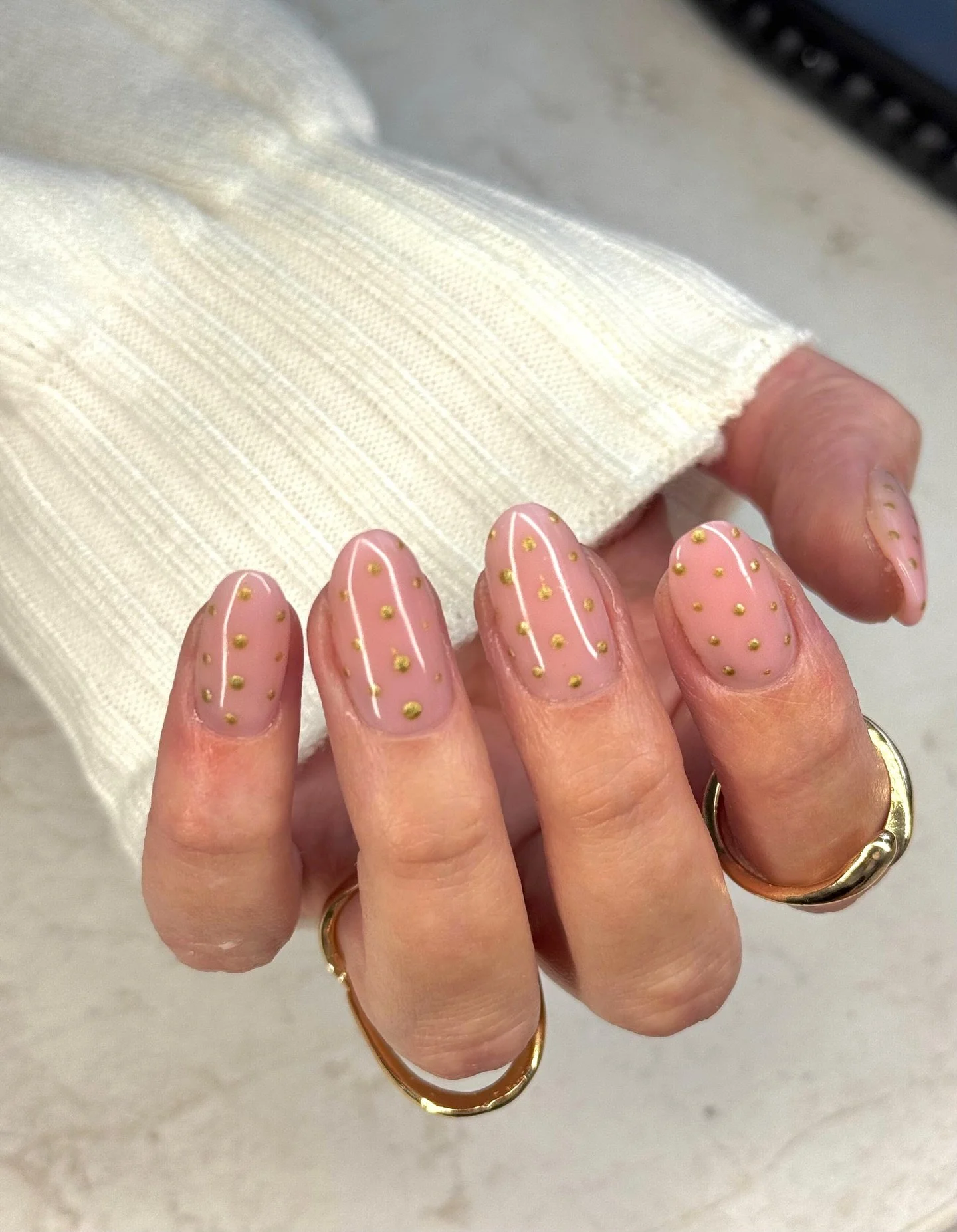 Gold Chrome Polka Dots✨

#polkadotnails #goldchromenails #polkadots #nailinspo #autumnnails #nailary