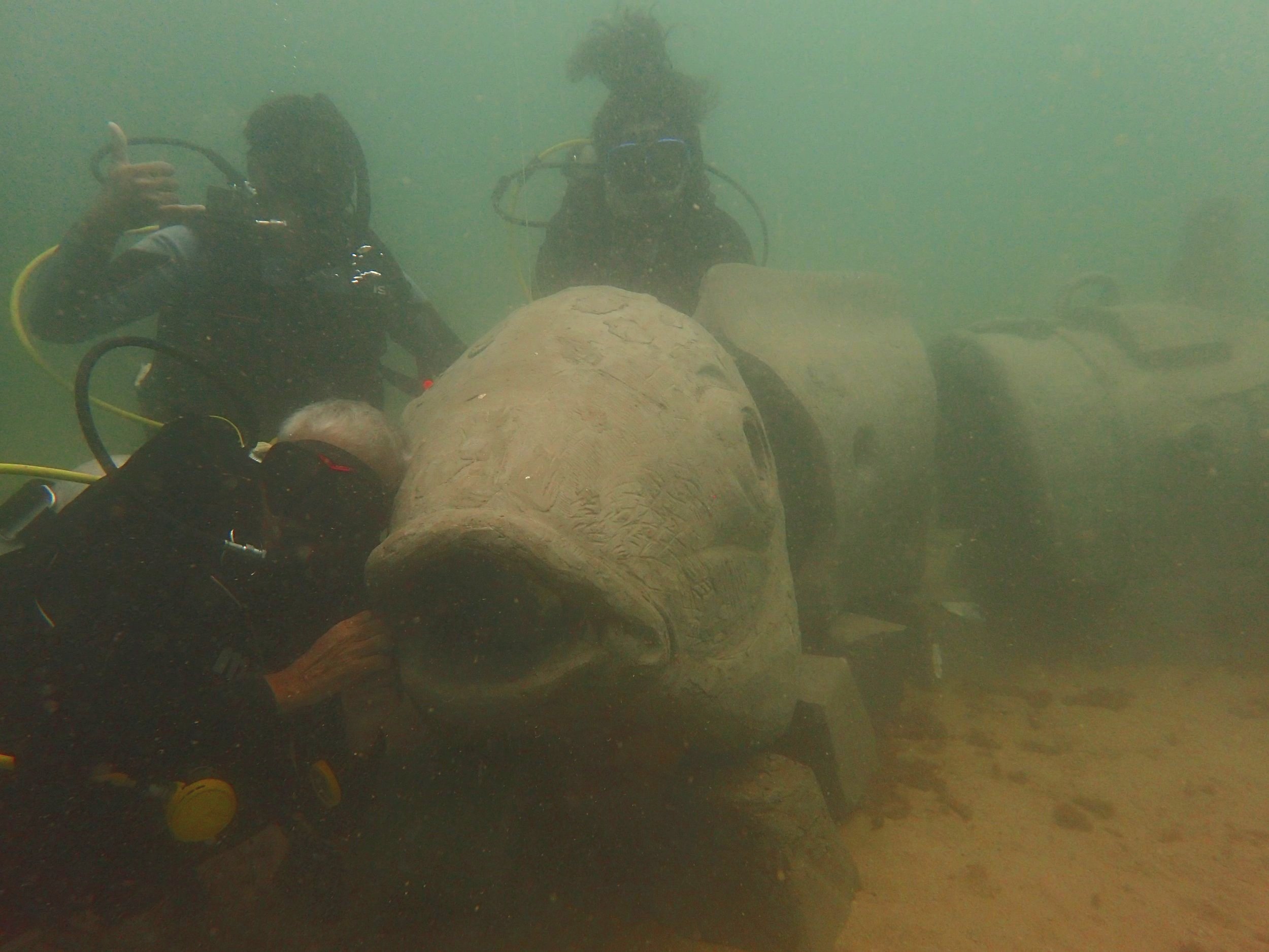 Positioning the sculpture with the help of Coastal Impact divers.