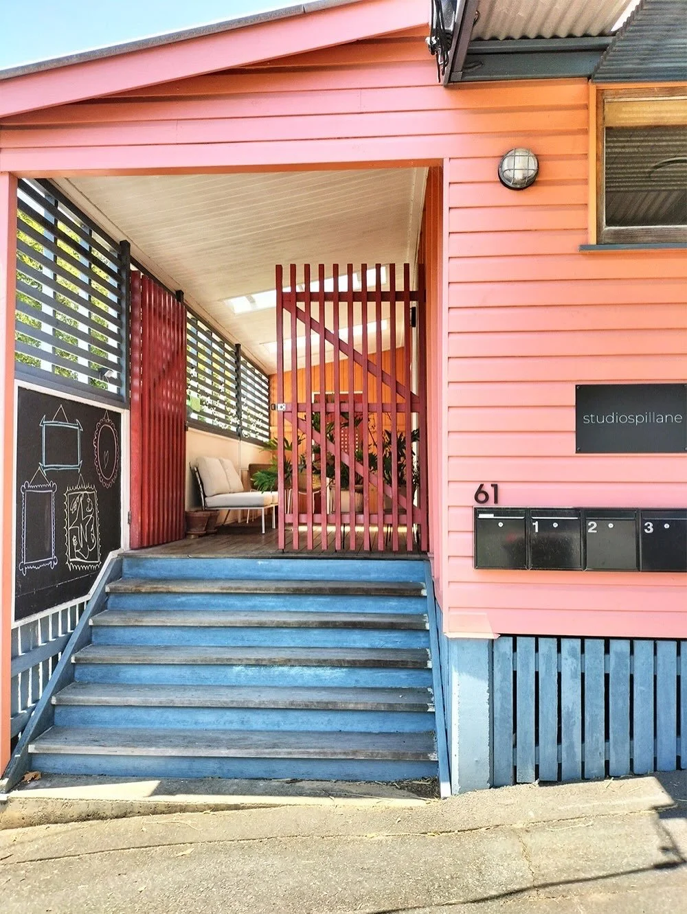 Our flat mate has moved out and we are looking for a new one! 
⠀⠀⠀⠀⠀⠀⠀⠀⠀
Lovely cottage environment in Paddington-Bardon. Office space for 1-2 people. Room separate from the main workspace, 3x2.2m. Access to meeting room, kitchen, deck. 
⠀⠀⠀⠀⠀⠀⠀⠀⠀
Le