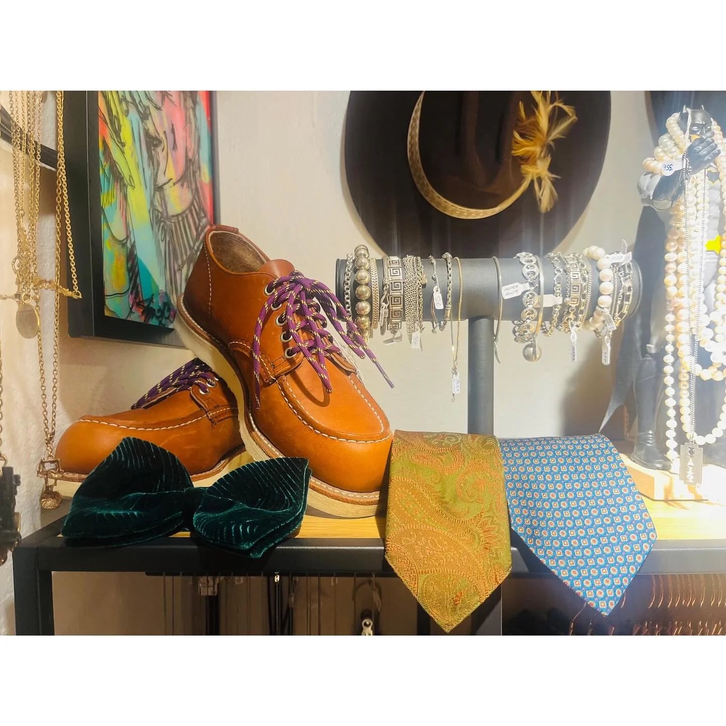 Muista is&auml;&auml;, itse&auml;si tai jotain ihanaa ihmist&auml; tulevana sunnuntaina 🎀🎁
.
Palvellaan t&auml;n&auml;&auml;n 12-18 ja huomenna lauantaina 12-16
.
Tervetuloa ❤️
.
.
#🏳️&zwj;🌈 #🏳️&zwj;⚧️ 
#visitkinnunem #privateshopping  #handpick