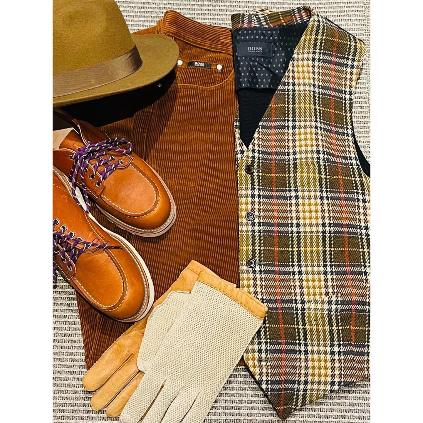 Boss 🧡
Red Wing 🤎

Palvellaan t&auml;n&auml;&auml;n 12-18 ja huomenna lauantaina 12-16
.
Tervetuloa 💜
.
.
#is&auml;np&auml;iv&auml; #boss #redwing #visitkinnunem #privateshopping  #handpicked #vintage #vintageshop #secondhand #secondhandfashion #u