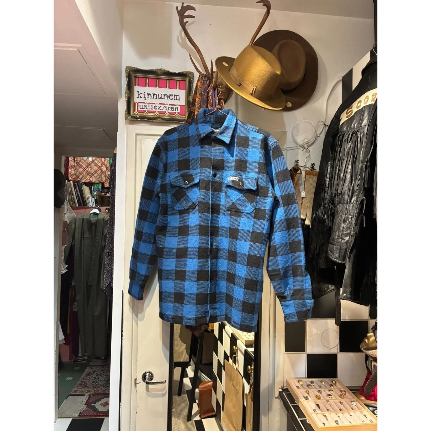 Palvellaan t&auml;n&auml;&auml;n (La) 12-16
.
Ovikelloa soittamalla p&auml;&auml;see sis&auml;&auml;n!
.
Tervetuloa 🤩 
.
.
#unisexstyle 
#handpicked
#vintageandsecondhand
#ecofashion♻️
#🏳️&zwj;🌈🏳️&zwj;⚧️