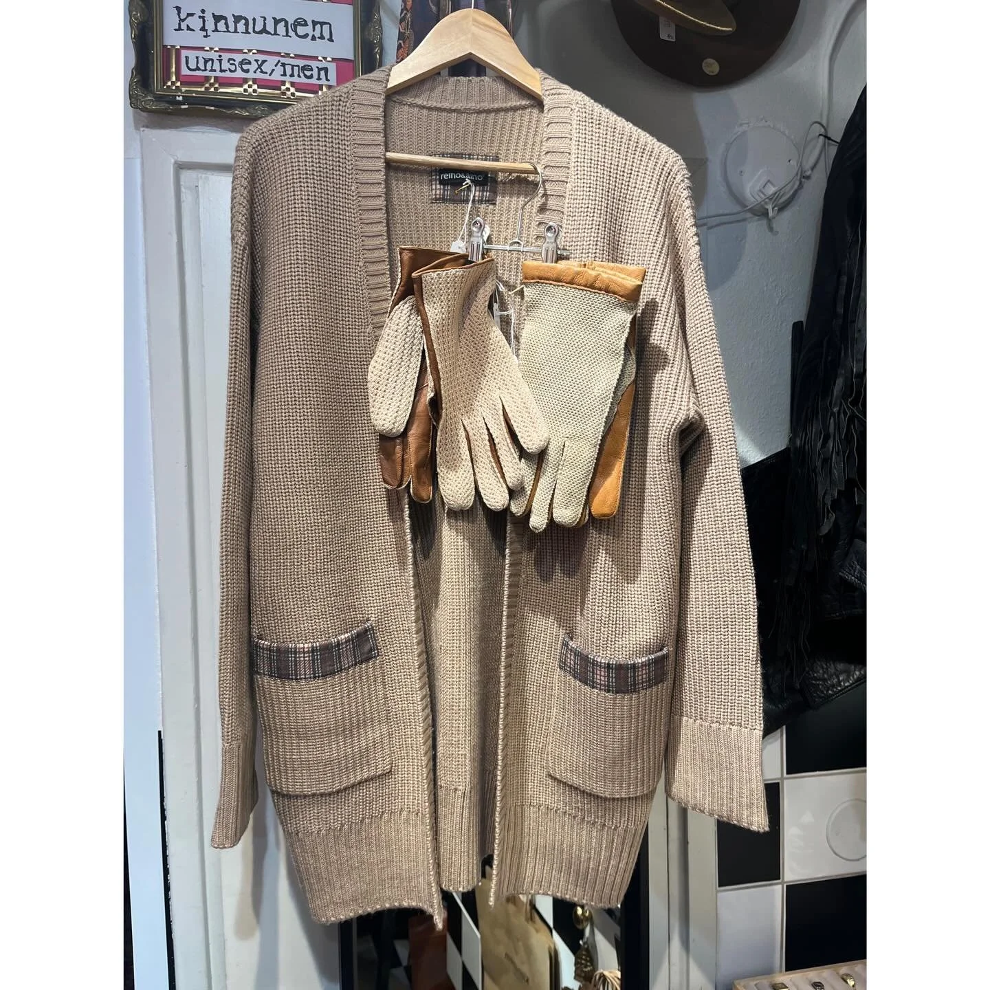 Tervetuloa 🧡 
.
Palvellaan: to-pe 12-18, la 12-16
.
#unisexstyle 
#handpicked
#vintageandsecondhand
#ecofashion♻️
#🏳️&zwj;🌈🏳️&zwj;⚧️