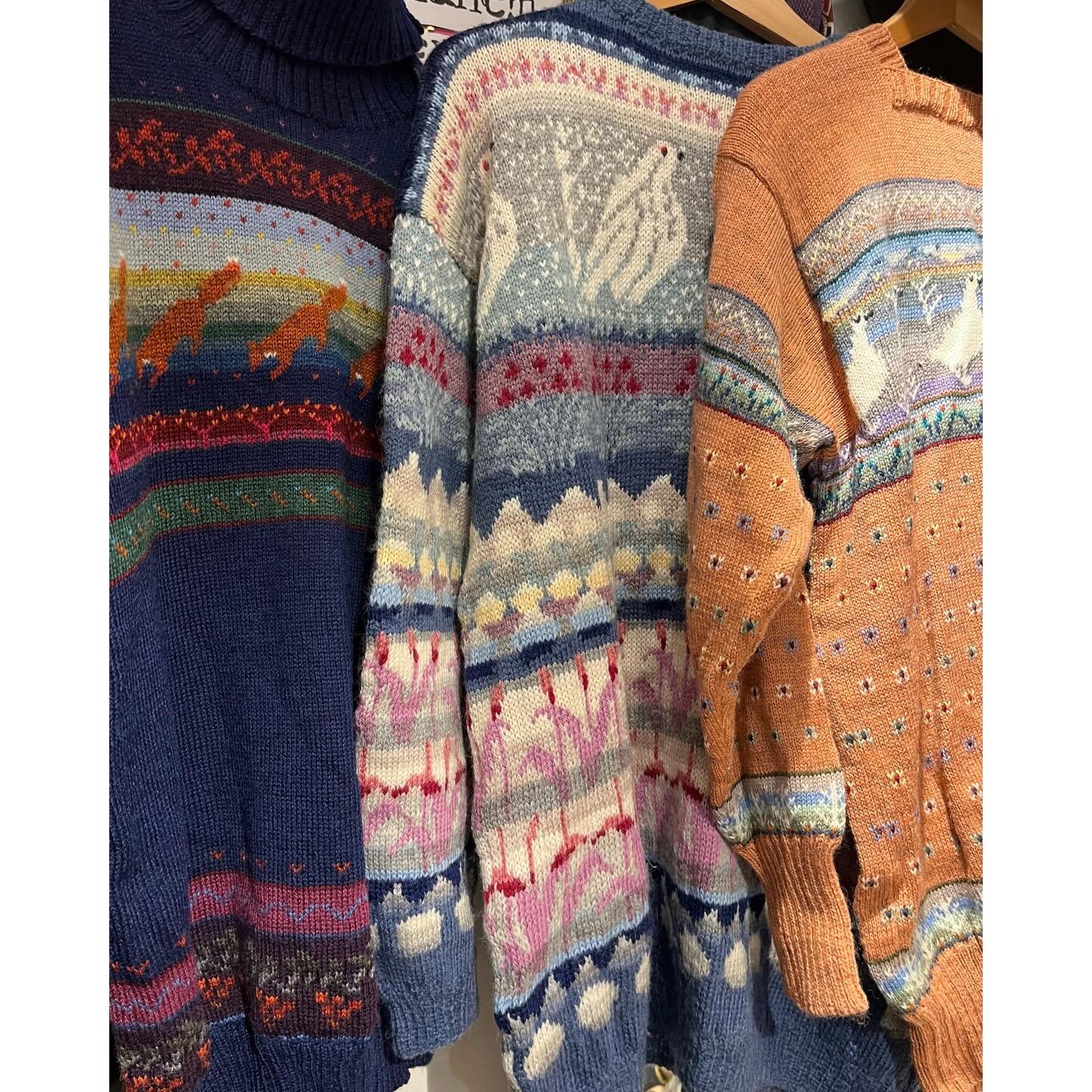 Muutama erityisen kaunis villapaita saapui t&auml;n&auml;&auml;n kaupalle 😍 
.
Jos haluat hankkia jotain kaunista ja eettist&auml; joululahjaksi, niin tervetuloa Agricolankadulle @hoochiemamajane  ja @kinnunem ✨🎄🎀🎁❤️
.
P.S. Meill&auml; on jouluka