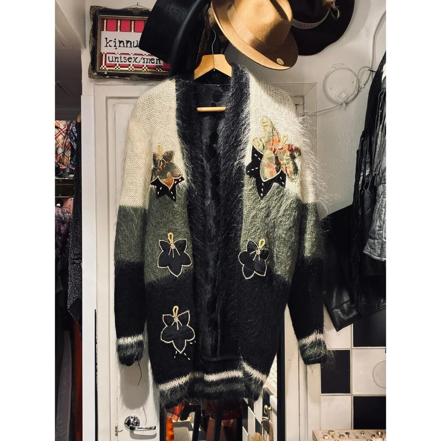 T&auml;&auml; p&ouml;rhee upeus menee noin L kokoon asti, ohut vuorikangas, 95&euro;
🖤🖤🖤
Palvellaan:
to-pe 12-18
la 12-16
.
#vintagestyle #kinnunem #unisex #🏳️&zwj;🌈 #🏳️&zwj;⚧️