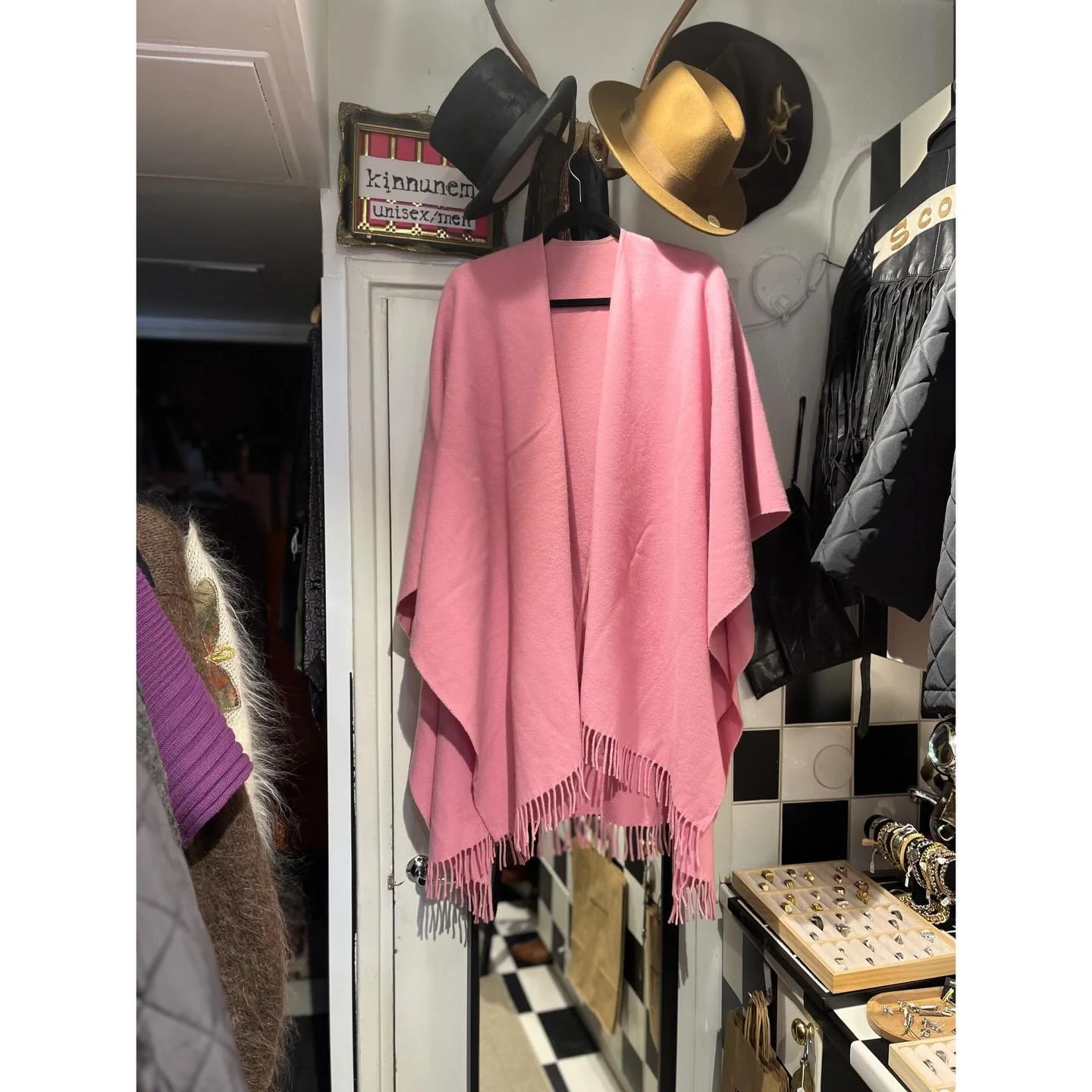 Jos rakastat pinkki&auml; javillaa, niin t&auml;&auml; on sun vaate 🩷
.
Palvellaan t&auml;n&auml;&auml;n 12-18 ja huomenna lauantaina 12-16
.
Tervetuloa 😘 
.
.
#woolmark #woolshawl #pinkwool #kivijalkakauppa #yst&auml;v&auml;np&auml;iv&auml;