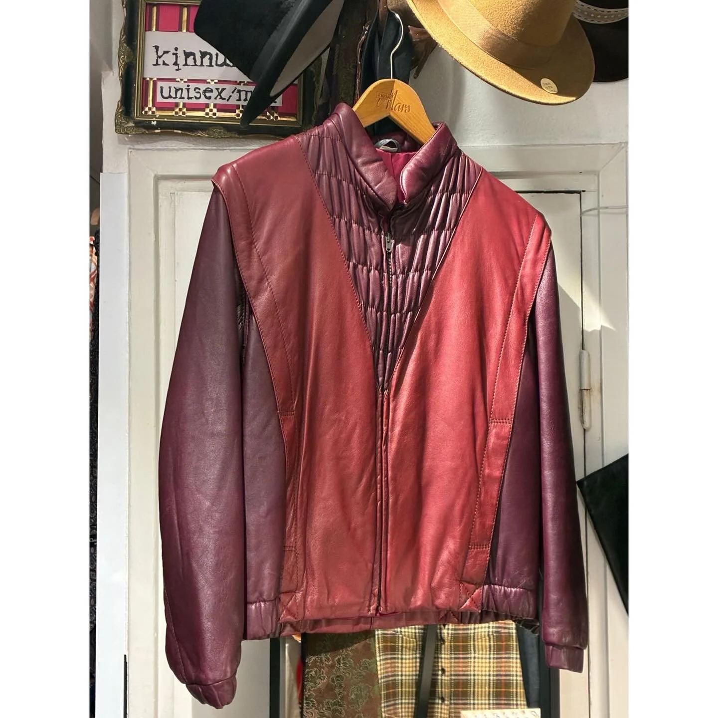 😍
.
 Nahkaa, 70s, S/M, 95&euro;
.
#nahkatakki #leatherjackets #vintageandmore #kivijalkakauppa #kallio