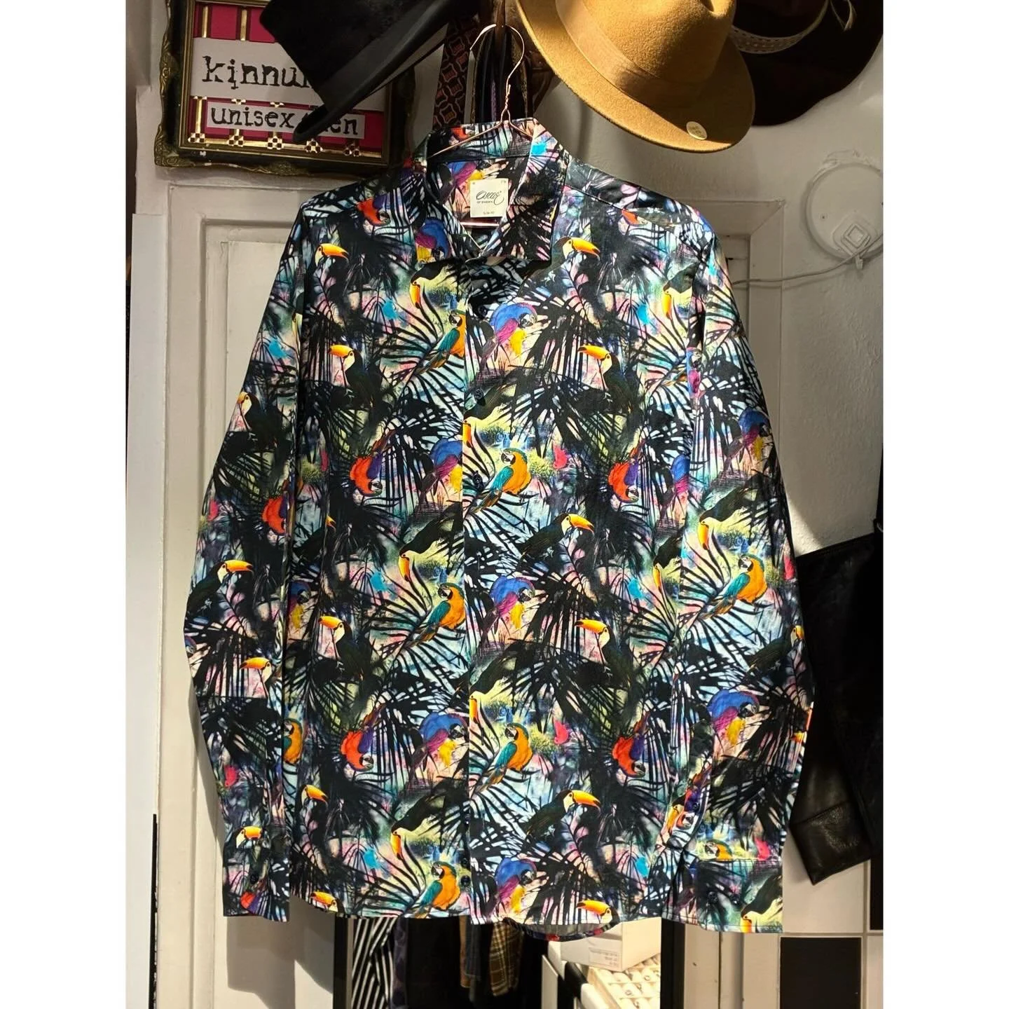 Oscar of Sweden 🦜🦩
.
Puuvillaa, slimfit L/XL, 85&euro;
.
#oscarofsweden #cottonshirt #birdprint