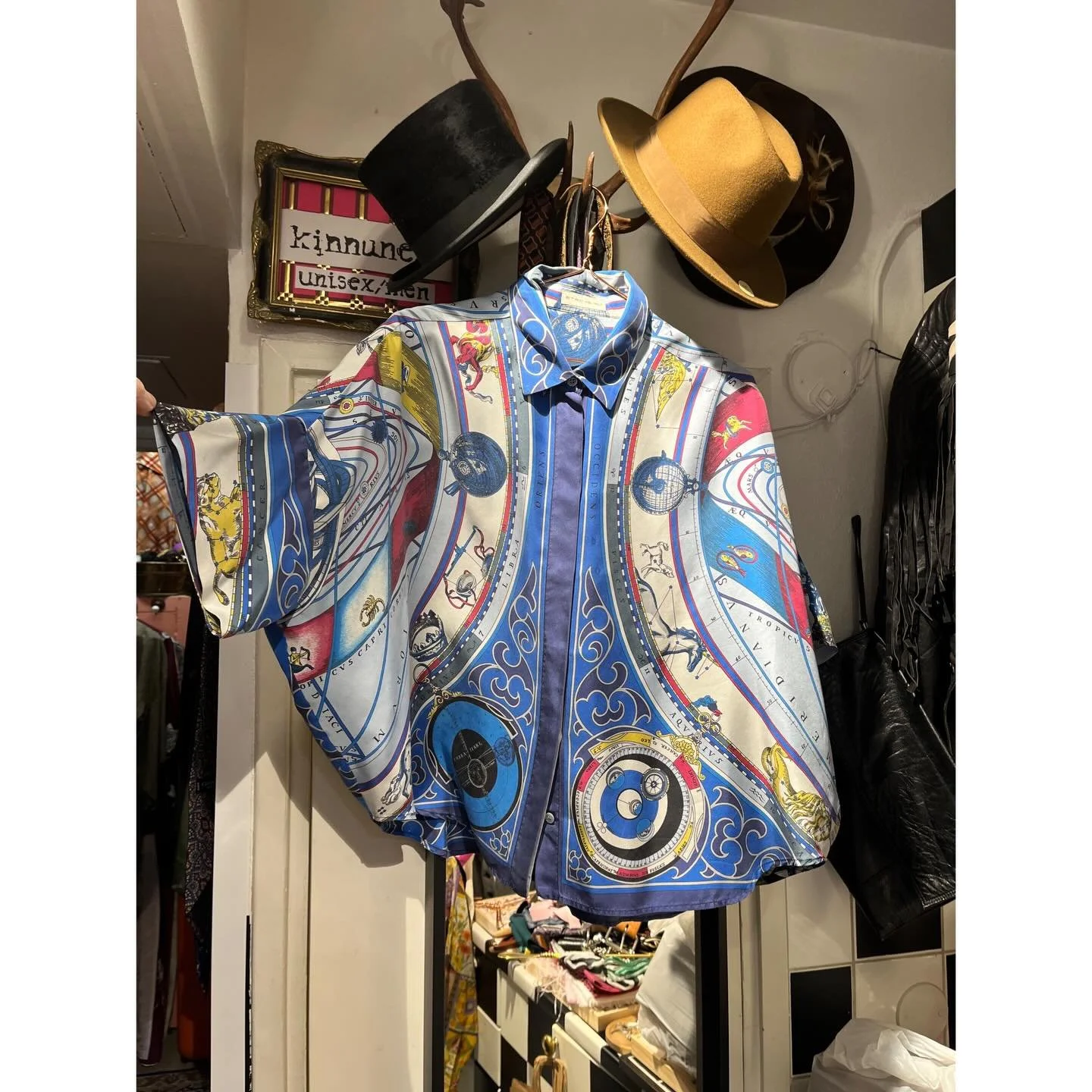 T&auml;st&auml; ei silkkipaita en&auml;&auml; juurikaan parane 😵&zwj;💫😍
.
Tervetuloa putiikille vaik viel&auml; t&auml;n&auml;&auml;n 😘
.
To-Pe 12-18, La 12-16
.
Ihanaa viikonloopua ☀️😎
.
#etro46 #silkshirt #silklove #kinnunem #kivijalkakauppa