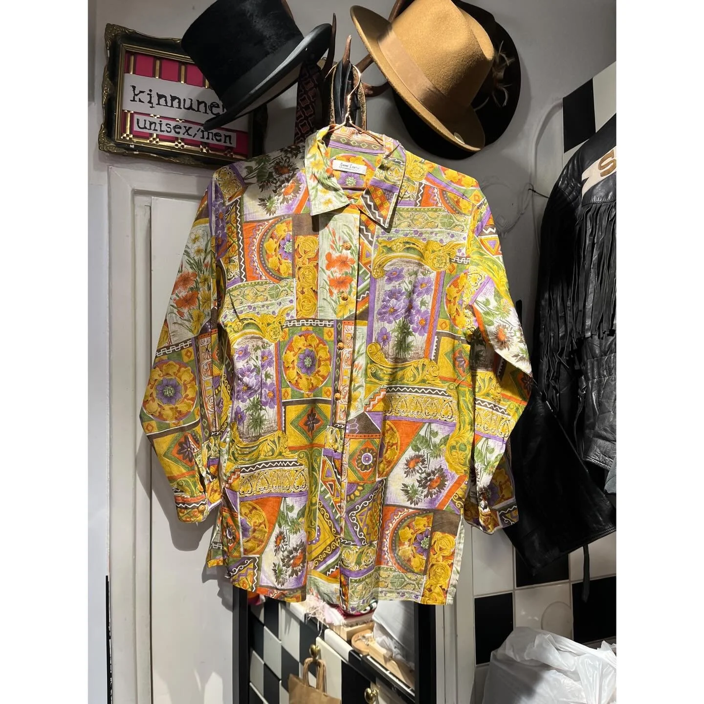 Palvellaan t&auml;n&auml;&auml;n 18 saakka ja huomenna lauantaina 12-16 🌼
.
Tervetuloa!
.
To-Pe 12-18, La 12-16
.
Agricolankatu 11, Kallio 💛