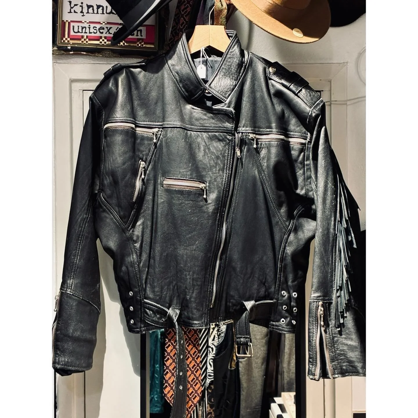 Puuttuuko sun vaatekaapista unelmien hapsunahkatakki? Tuu sovittaa, et olisko t&auml;&auml; se sun? 🖤🖤🖤
.
Palvellaan: to-pe 12-18, la 12-16
.
#hapsunahkatakki #leatherjackets #vintagenahkatakki #kivijalkakauppa #kinnunem