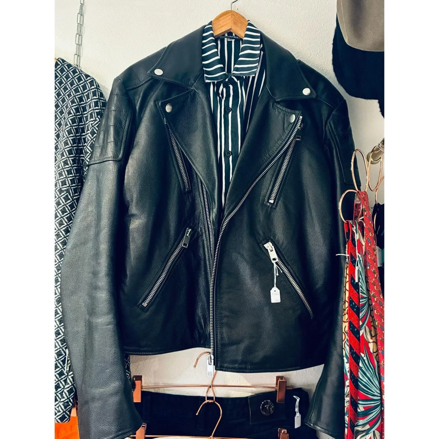 Dieselin paksu laadukas nahkatakki 🖤😎 ~XL, 350&euro;
Nahkatakkeja l&ouml;ytyy monen mallisena ja kokoisena!
.
Tervetuloa piipahtamaan!
.