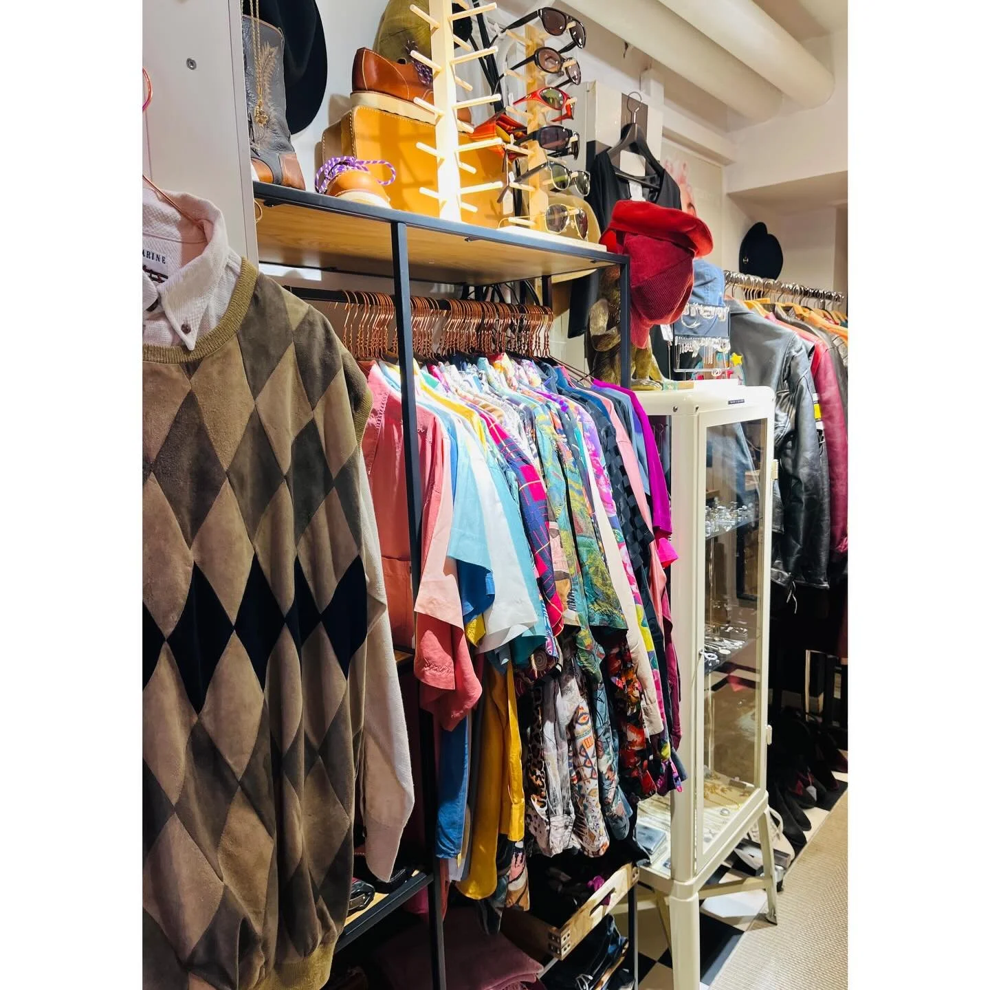 Paitarekki t&auml;ynn&auml; kev&auml;isi&auml; v&auml;rej&auml; 🩷
.
Palvellaan: to-pe 12-18, la 12-16
.
Ovikelloa soittamalla p&auml;&auml;see sis&auml;lle 🤓