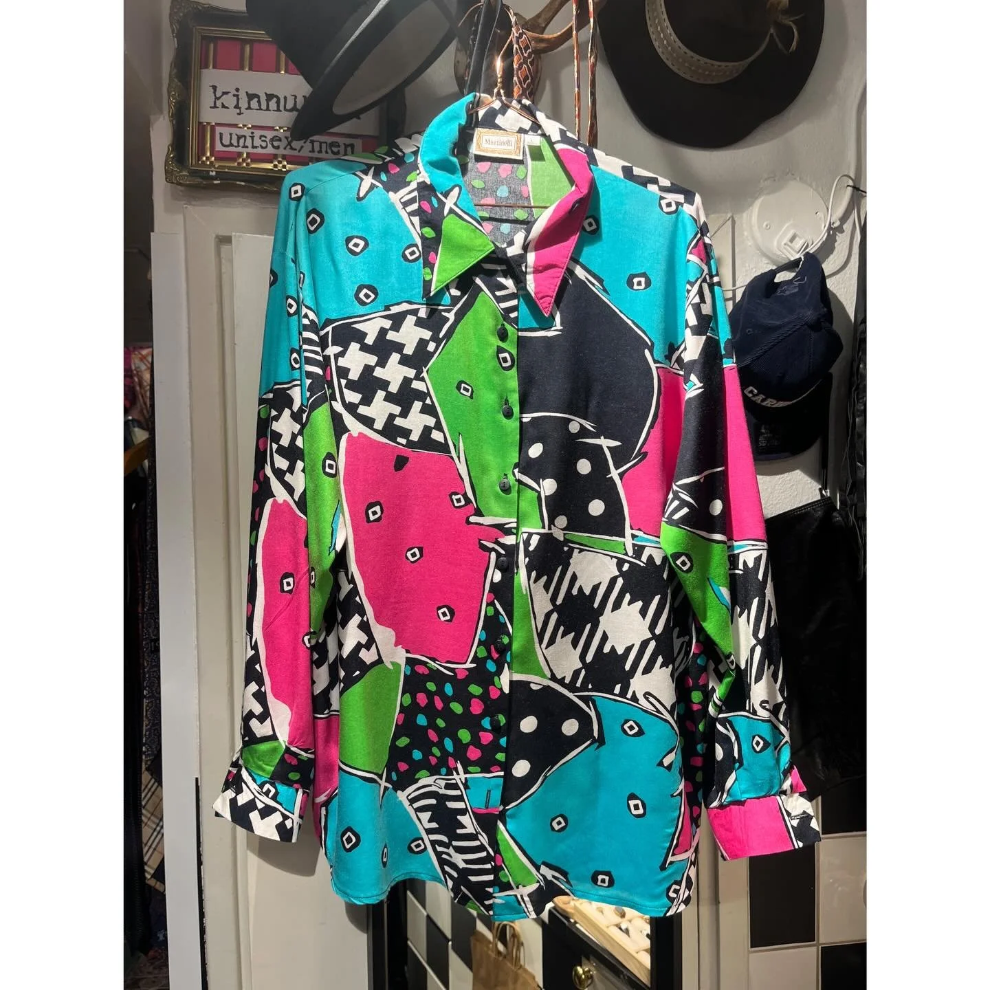 Ollaan saatu taas putiikki auki 🩷🙏🏽
.
Palvellaan t&auml;n&auml;&auml;n 12-18 💜
.
Tervetuloa soittamaan ovikelloa ja katsomaan kev&auml;ist&auml; valikoimaa 💛
.
Palvellaan: to-pe 12-18, La 12-16
.