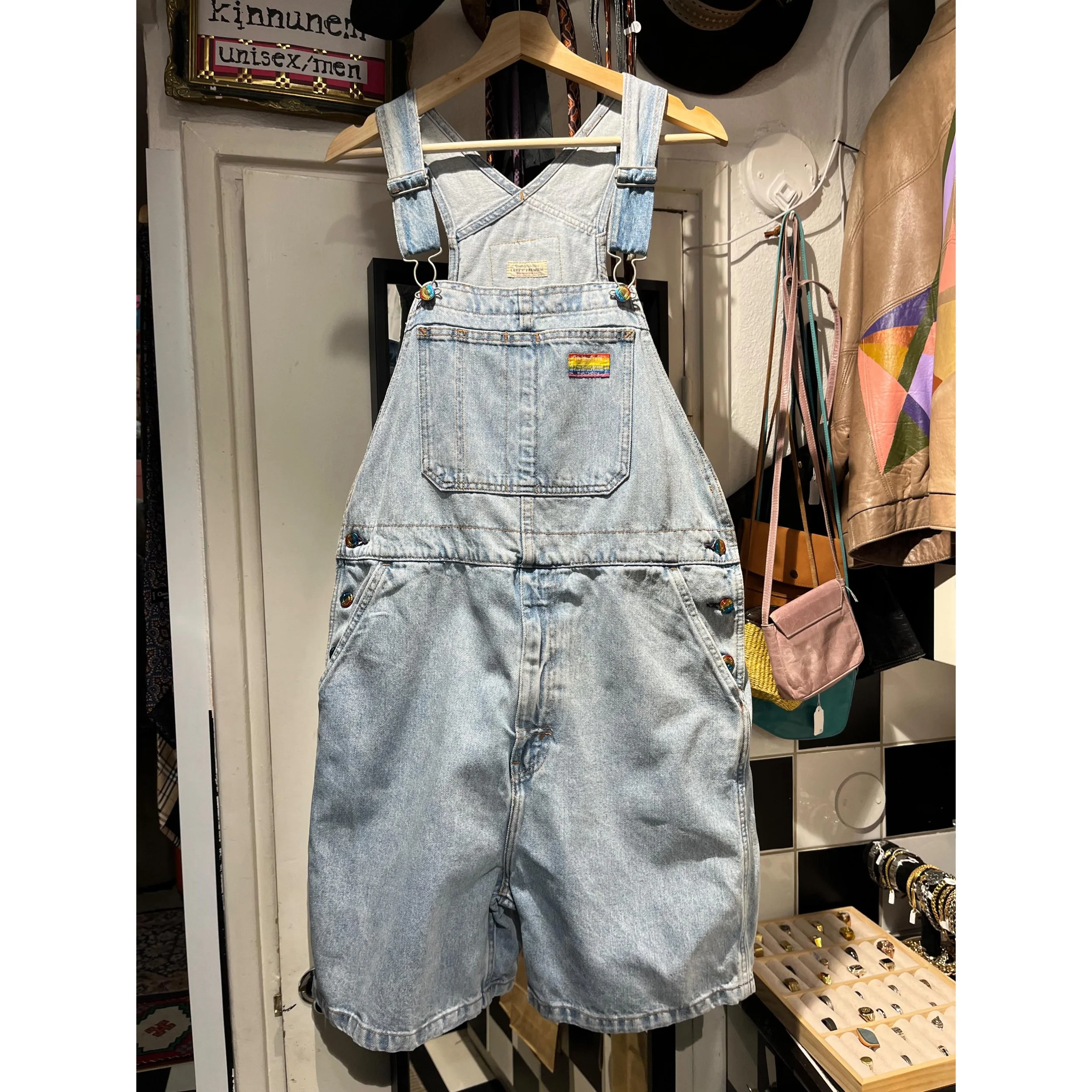KENEN PRIDE-LAPPARIT N&Auml;&Auml; O? 😍
.
Levis, 100% puuvilla, koko L, 98&euro;
.
Palvellaan t&auml;n&auml;&auml;n pe 12-18
.
‼️ Ja huomenna lauantaina 16.5.26 juhlitaan meid&auml;n kauppojen syntt&auml;reit&auml; 12-18. L&auml;mpim&auml;sti tervet