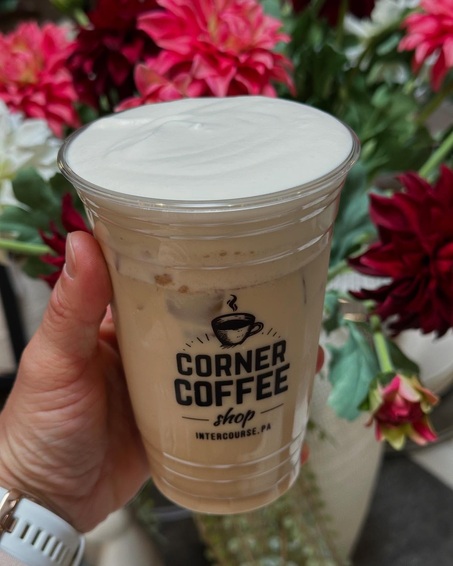 It’s the perfect day to enjoy a Vanilla Iced Chai with Salted Maple Cold Foam! If you haven’t tried this drink yet, you are missing out. It will be available until the end of April.
We are open 8am-6pm.
#cornercoffeeshop #icedchai #vani