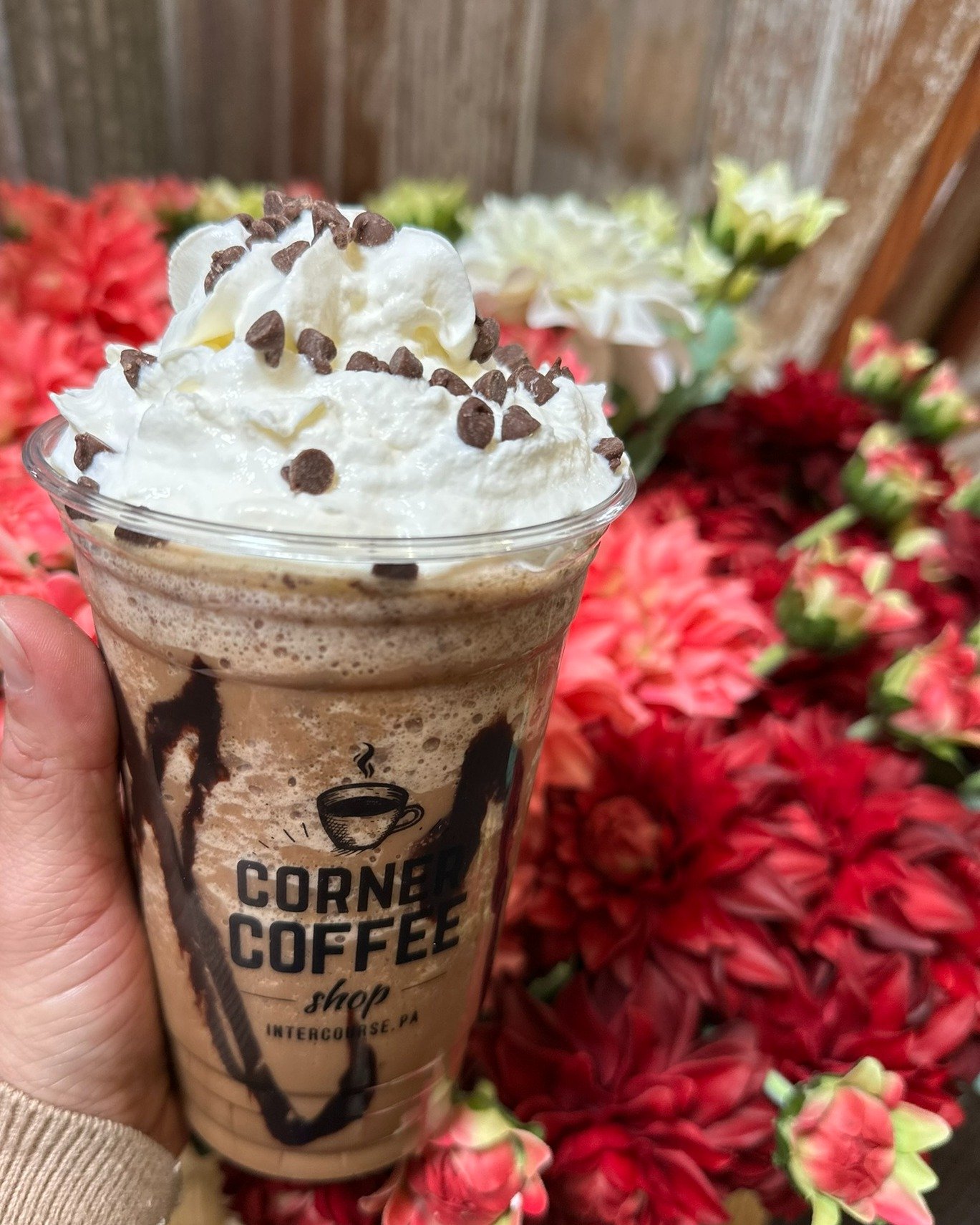Happy Friday! Top off your week with a Chocolate Chip Espresso Frappe. This yummy drink is loaded with chocolate chips, a shot of espresso, and finished off with fresh whipped cream & more chocolate chips.
🎹 Live music tonight from 6-8pm with P