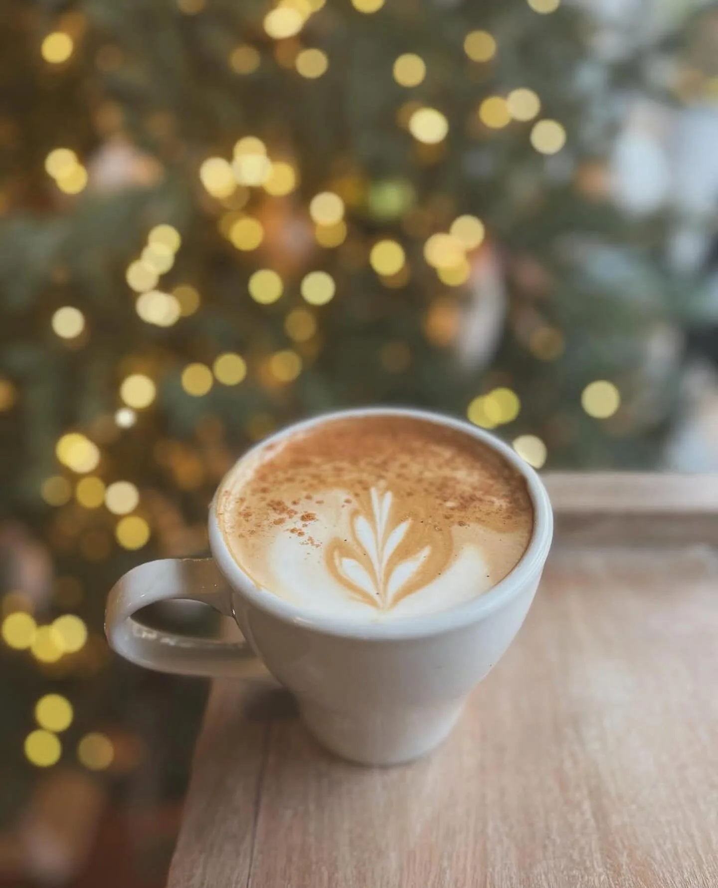 Lots going on in the Village of Intercourse this weekend! Stop in for your favorite holiday drink &amp; enjoy the festivities.

🍪 TODAY we have hot cocoa, cookies, a Christmas craft &amp; storytime for the kids from 3-5pm. And Santa will be arriving