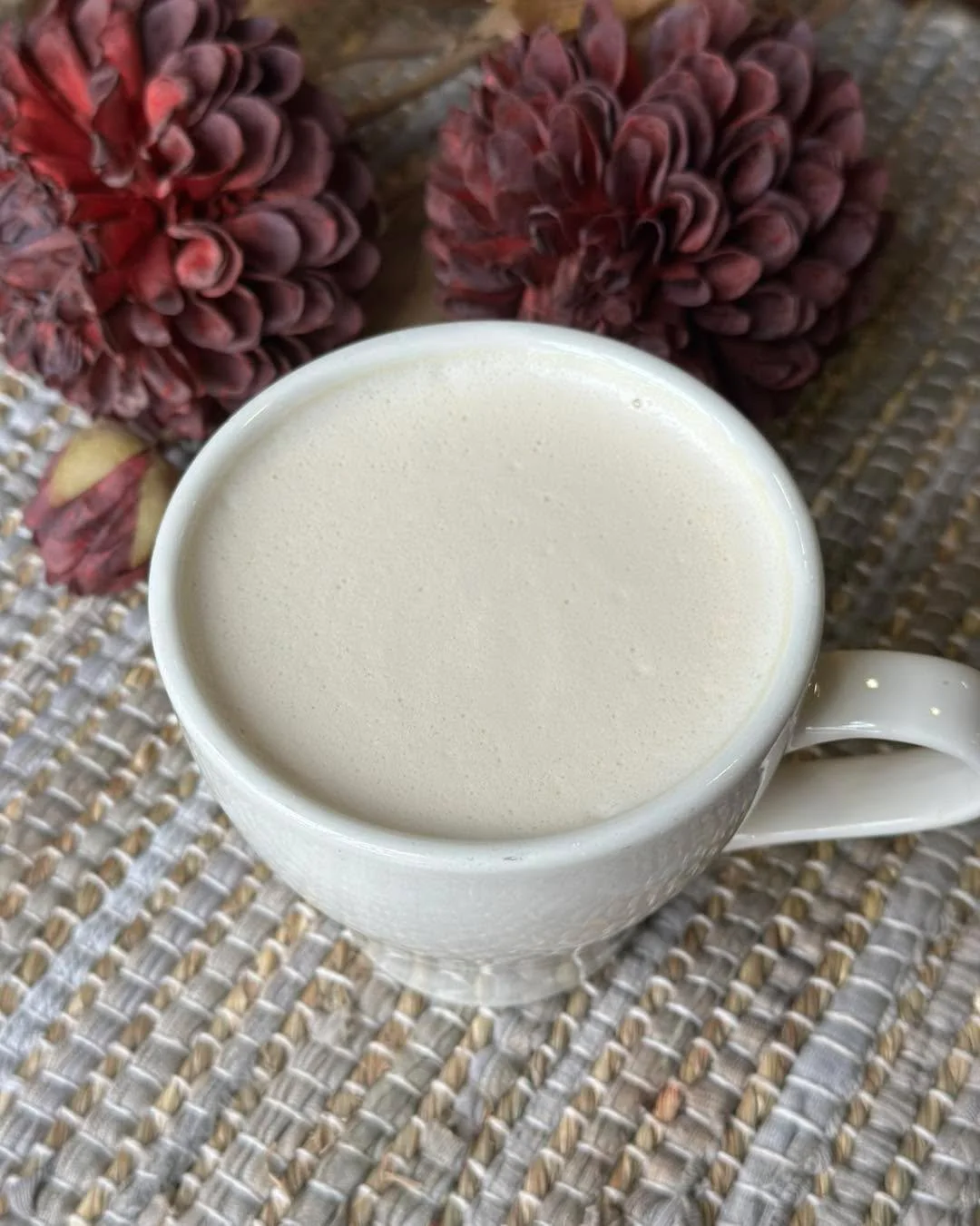 Winterberry chai, but make it hot. Cranberry &amp; apple come together with warm chai spices for a creamy drink you&rsquo;ll want to keep on sipping.

Join us for live music tonight from 6-8pm with Classic Ballads by Johann.

We are open 8am-8pm toda