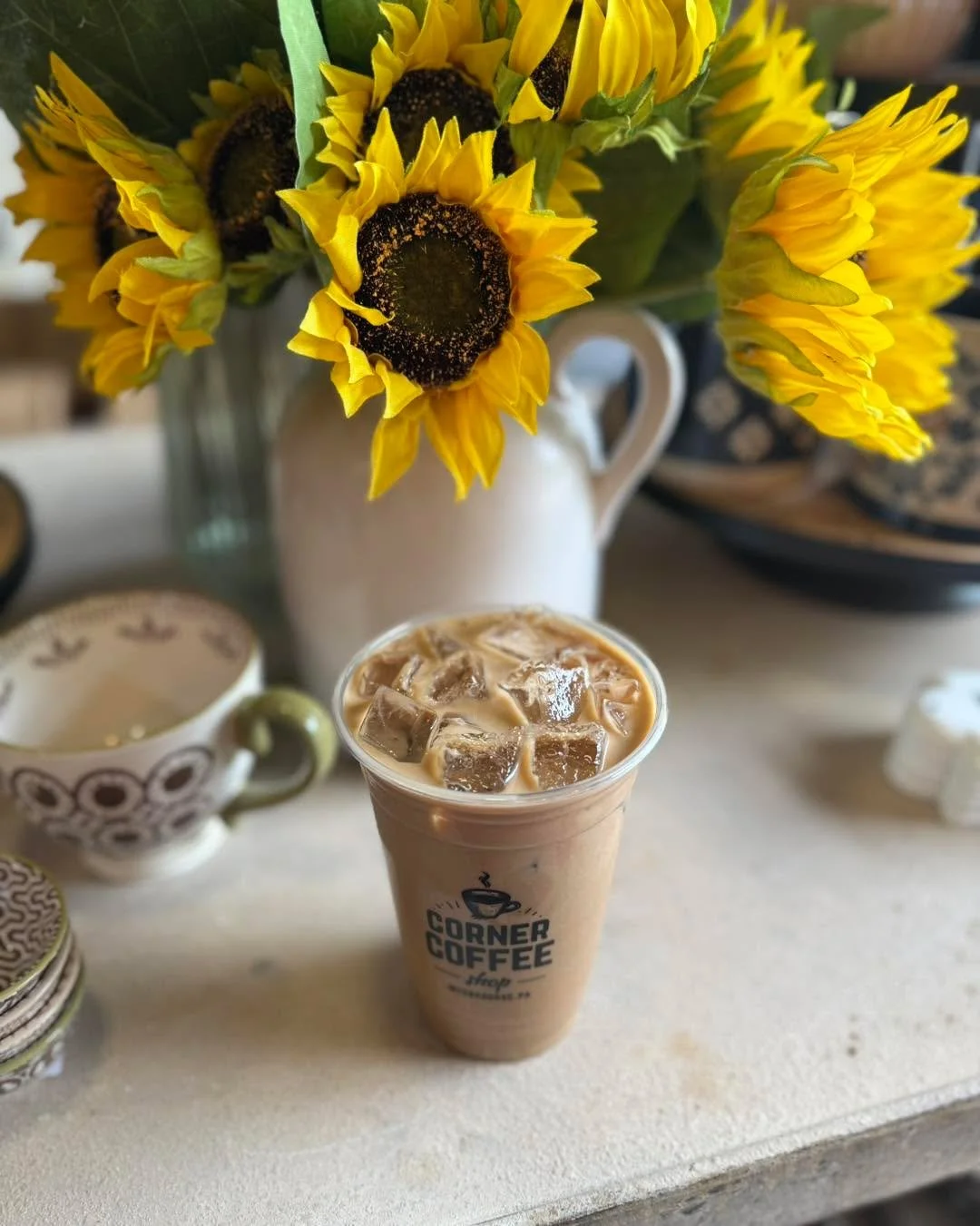 It&rsquo;s Friday!! Indulge in our Cowboy Cookie Breve made with fresh espresso, white chocolate, dark chocolate, coconut, macadamia nut - all topped off with creamy half and half.

Don&rsquo;t miss live music in our courtyard tonight from 6-8pm with