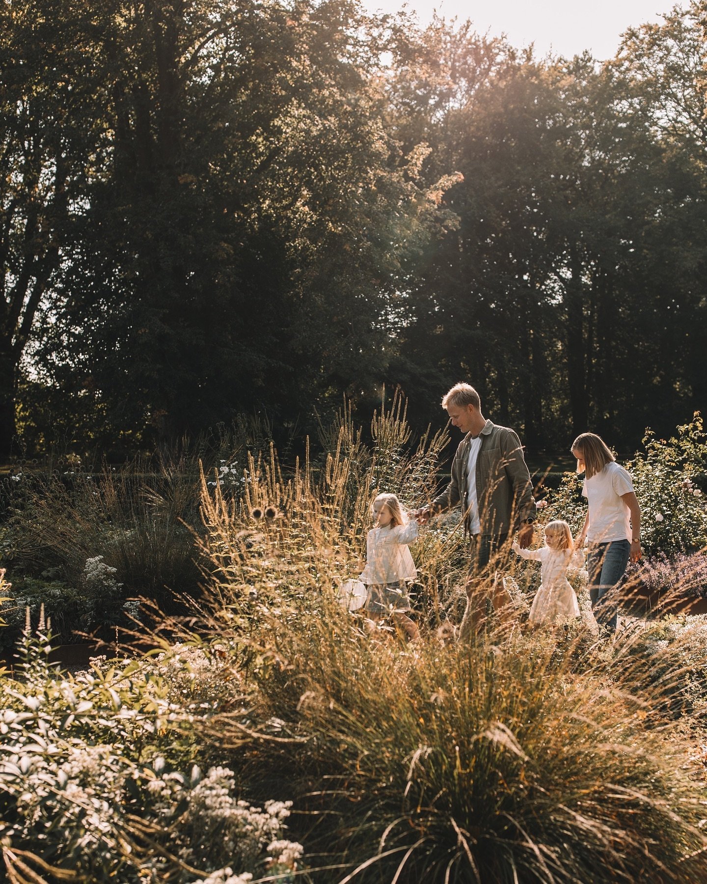 🌞🌾🍂✨ Sk&oslash;nne sm&aring; glimt fra &aring;rets sidste sensommerdag 😍 

Jeg husker dagen tydeligt, for vi havde udskudt fotograferingen af flere omgange, og s&aring; p&aring; denne dag str&aring;lede solen bare - og dagen efter kom bl&aelig;st