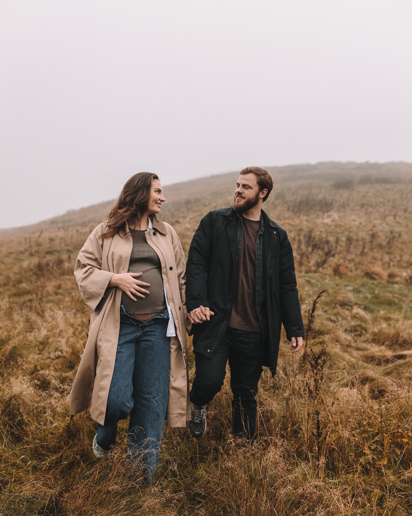 Beautiful Emma &amp; Christian and their little one on the way 🤍👼🏻✨🥹
Something about the tenderness between them and the softness from the fog surrounding them that makes for such romance.