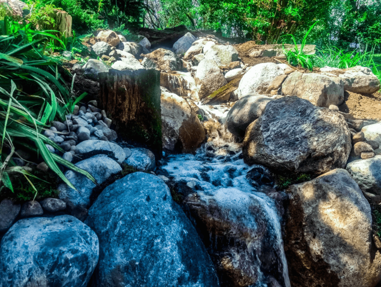 10' Cascading Pondless Waterfall.png