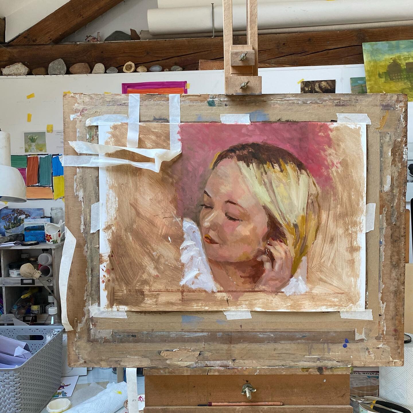 It has started again! Only managed to do a rough sketch of nicola coughlan. She is very lovely but very mobile. Had to work from my phone ( yuk!)
#paotw #oilsketch #oilonpaper