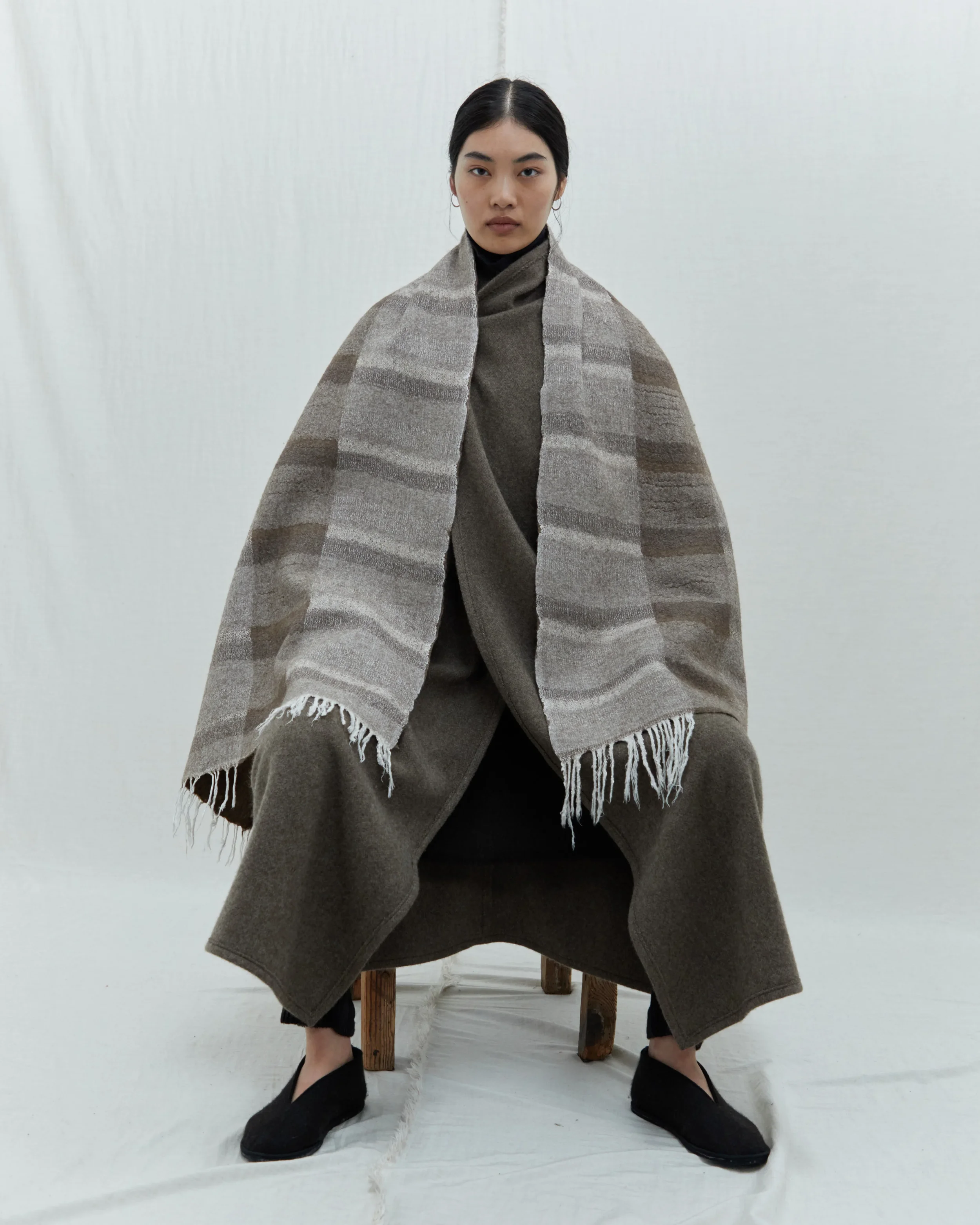OverfeltQuartzScarf_NaturalWhite_Grey_GoldenBrown_03_model.jpg.webp