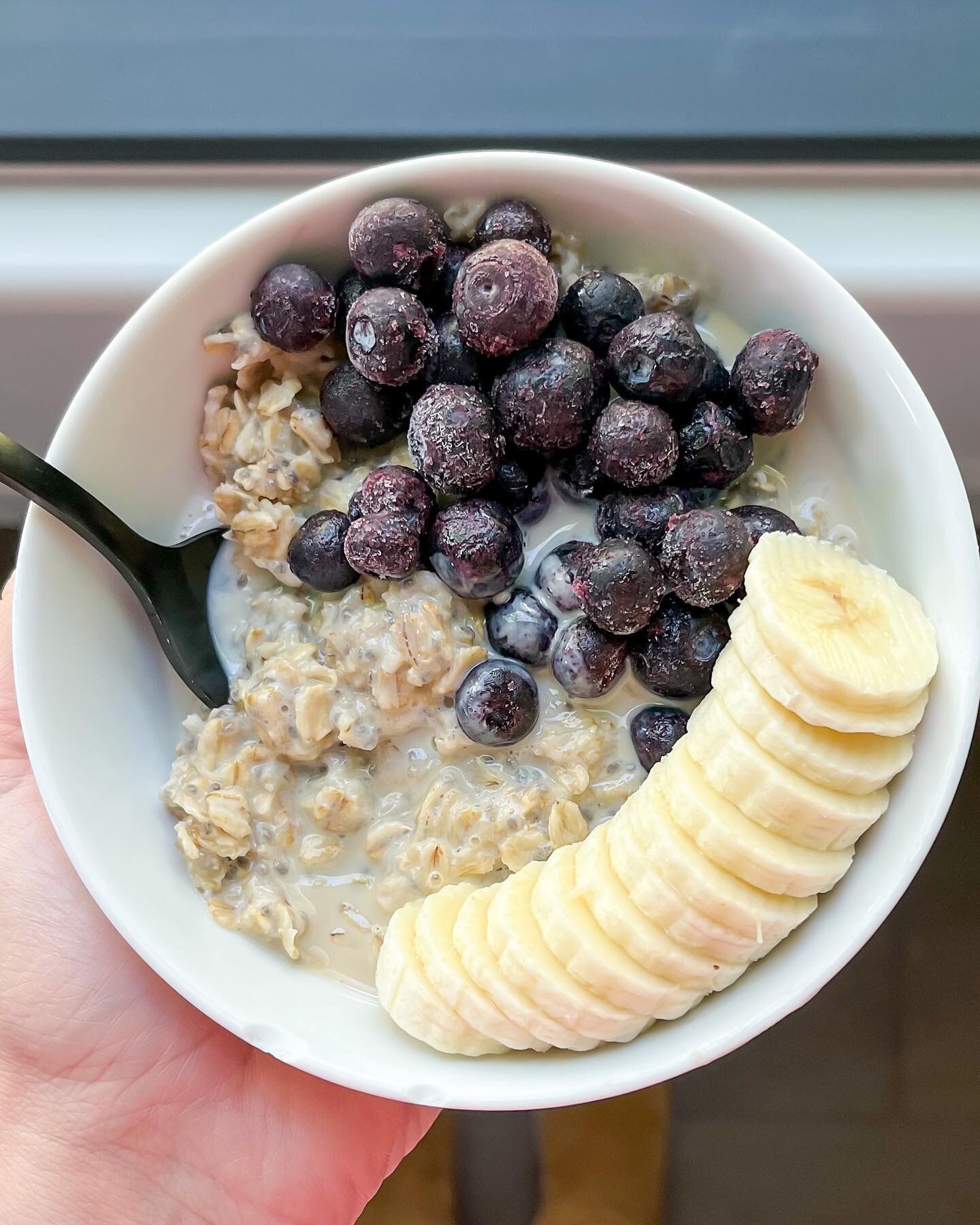 🤯WHAT&rsquo;S THIS? An actual picture post&hellip;

❤️❤️ Double tap if the algorithm is letting you see it since it isn&rsquo;t a video - I&rsquo;d be curious to know. 

This yummy photo is what I ate for breakfast. Yummy blueberry and banana chia o