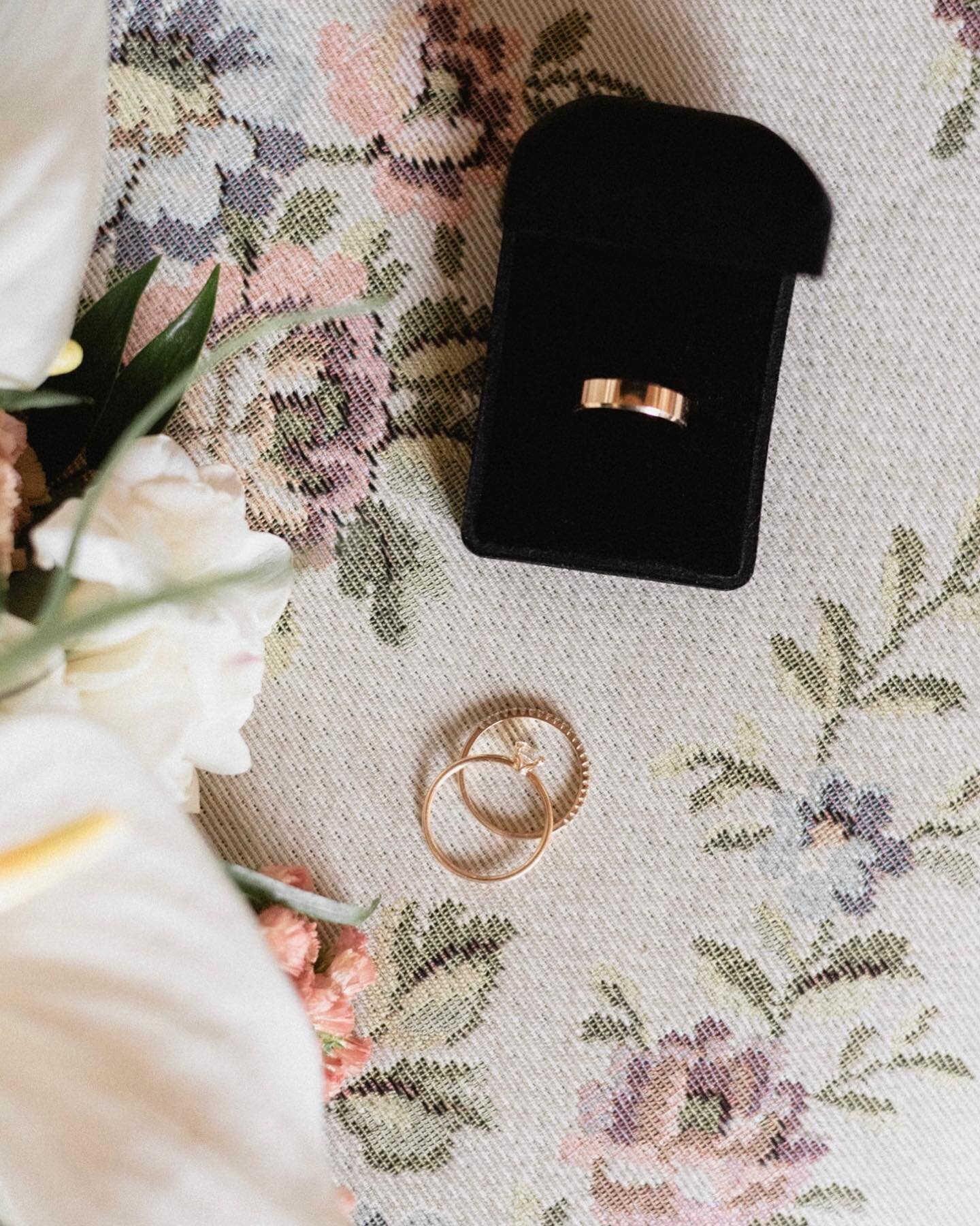 a few details from last saturday☁️✨💍🌼💕

#valokuvaaja #h&auml;&auml;valokuvaaja #valokuvaajakuopio #weddingphotography #weddingportraits #yritt&auml;j&auml;naiset #valokuvaajanaiset #henkil&ouml;kuvaus #portrait #portraitphotography #documentarywed