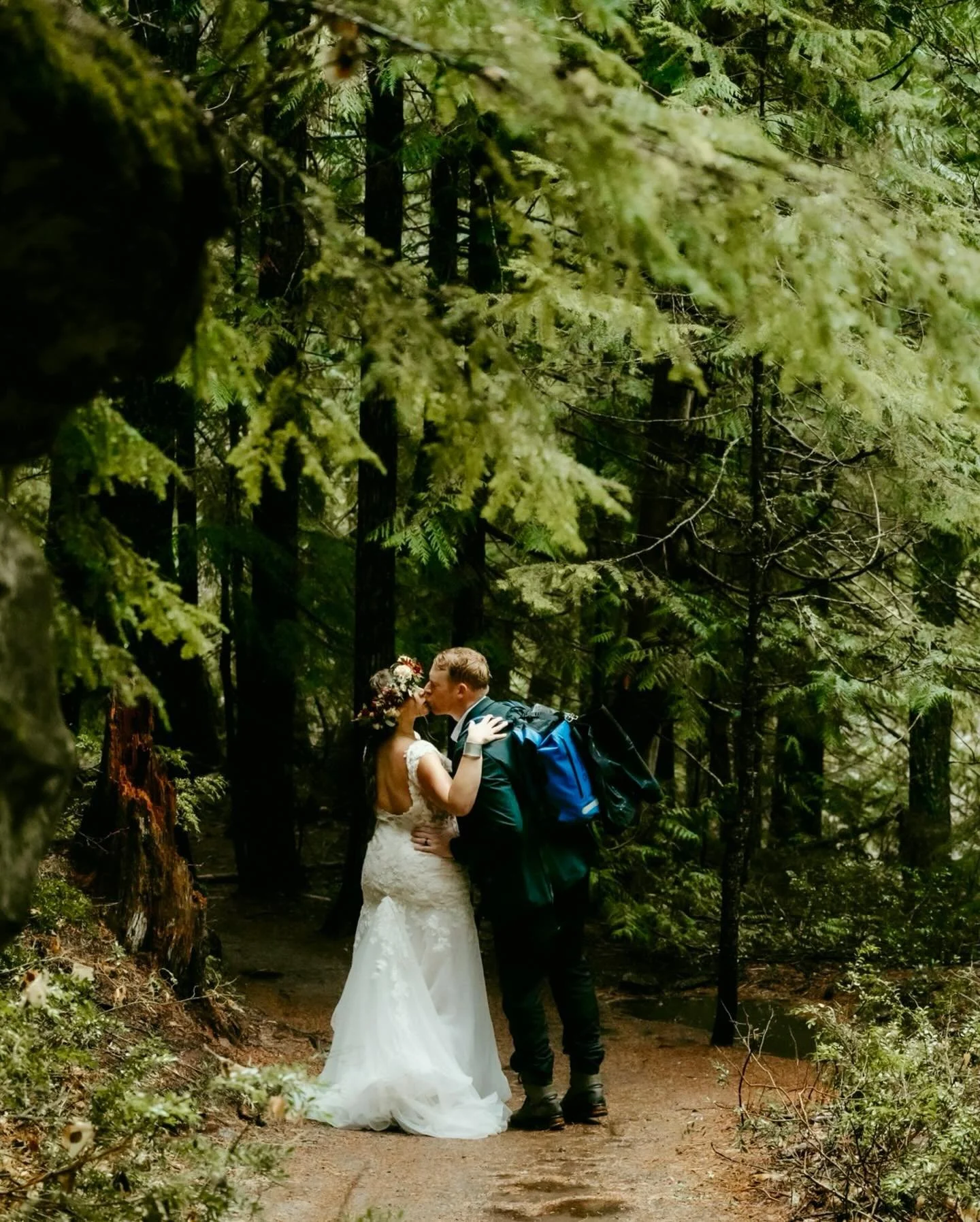There&rsquo;s nothing more special than attending two of your closest friends elopement - but getting to photograph it? That&rsquo;s a whole other ballgame ✨

Truly a magnificent, rainy, PNW experience from hiking in the rain to standing under a roar