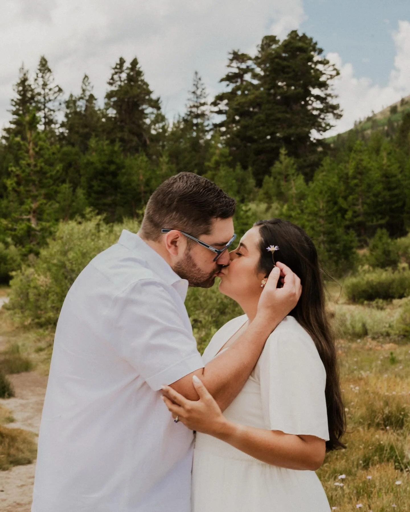 There&rsquo;s something magical about love in the mountains. 🌲✨

These two couldn&rsquo;t stop smiling, laughing, and sneaking in kisses&mdash;and honestly, I didn&rsquo;t want the session to end. From popping champagne in an open meadow to sweet li
