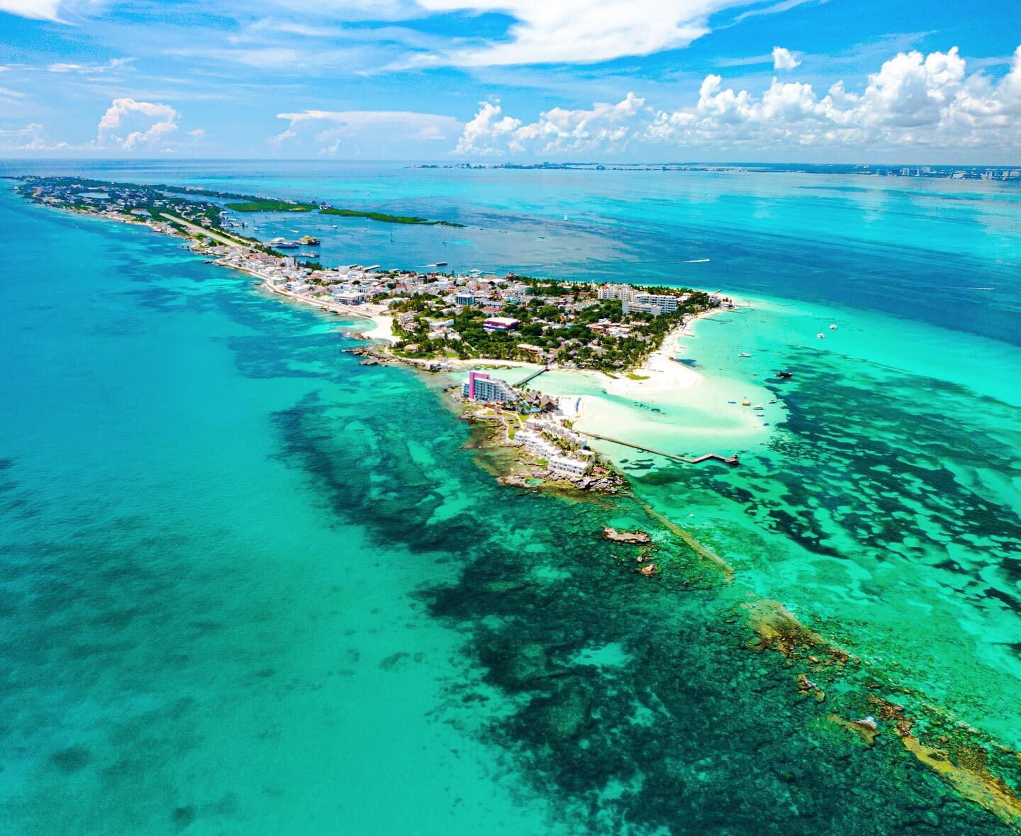 Isla From above 🏝🚀🚁⛱
.
.
.
.
.

#world_shotz #landscapephotography #earthpix #amazingplaces #travelworld #mytinyatlas #beautifuldestinations #letsfilm #rcview #travelandlife #places_wow  #ig_serenity #worldtravelbook #findyourvision  #yourshotphot