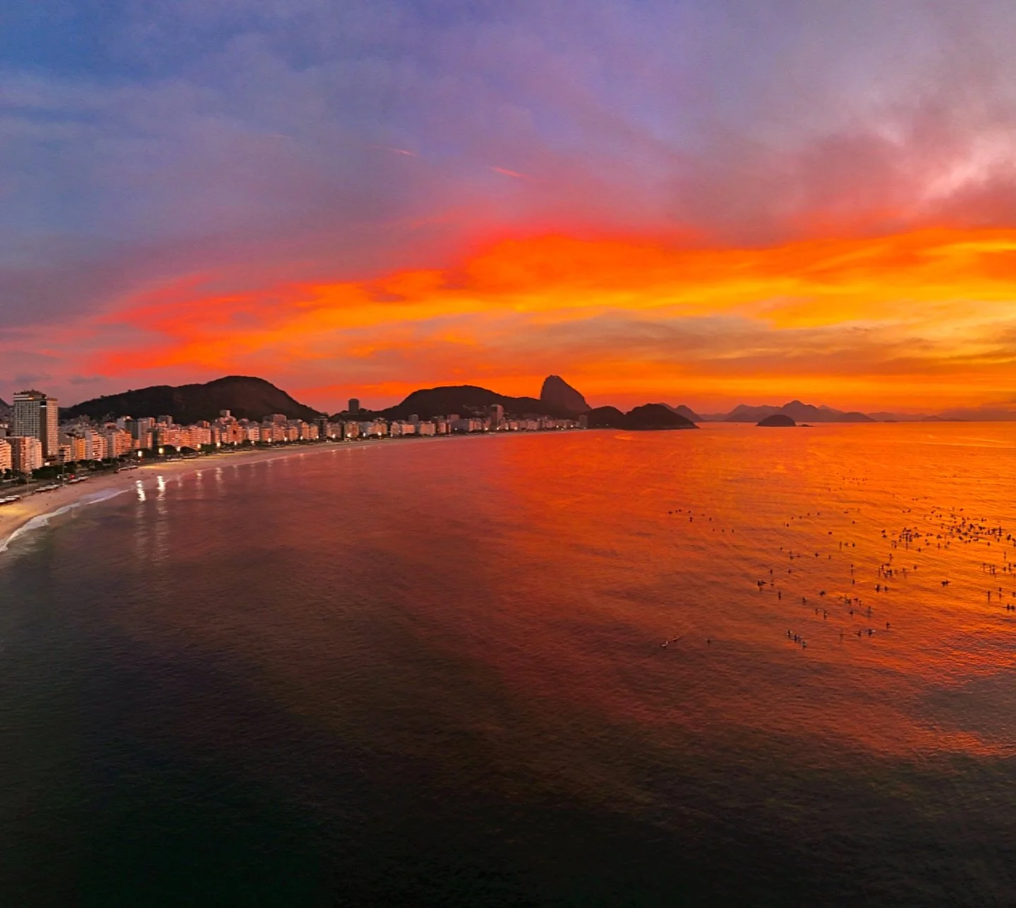 Early start, but worth it for this Copacabana sunrise 🌅🙏🏻🚀 #TBT 
.
.
.
.
.
#Copacabana #RioSunrise #BrazilVibes #OceanLife #dji #RioDeJaneiro #rcview #standuppaddle