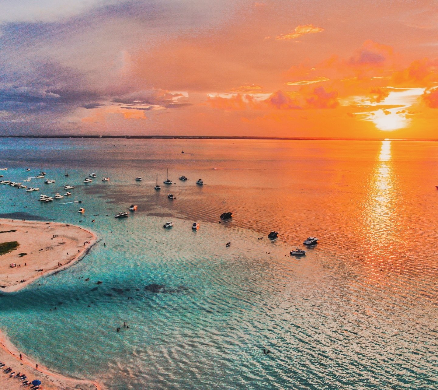 &ldquo;The sunshine of Mexico&rdquo; 🌅☀️🕶️
.
.
.
.
.
.
.
#islamujeres #cancun #mexico #paradise
