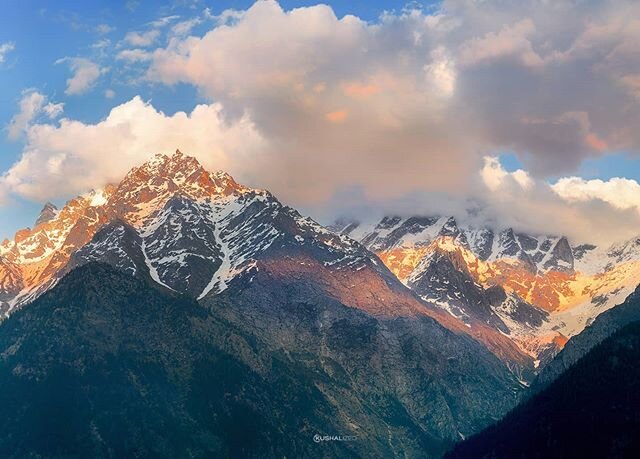 This was clicked back in 2019 on the our way to Spiti. We had one night at Kalpa! I even tried flying the drone from this place but before it could crash I caught it. Drone was safe but I got a few bad cuts on my right hand! Then I didn't have the ba