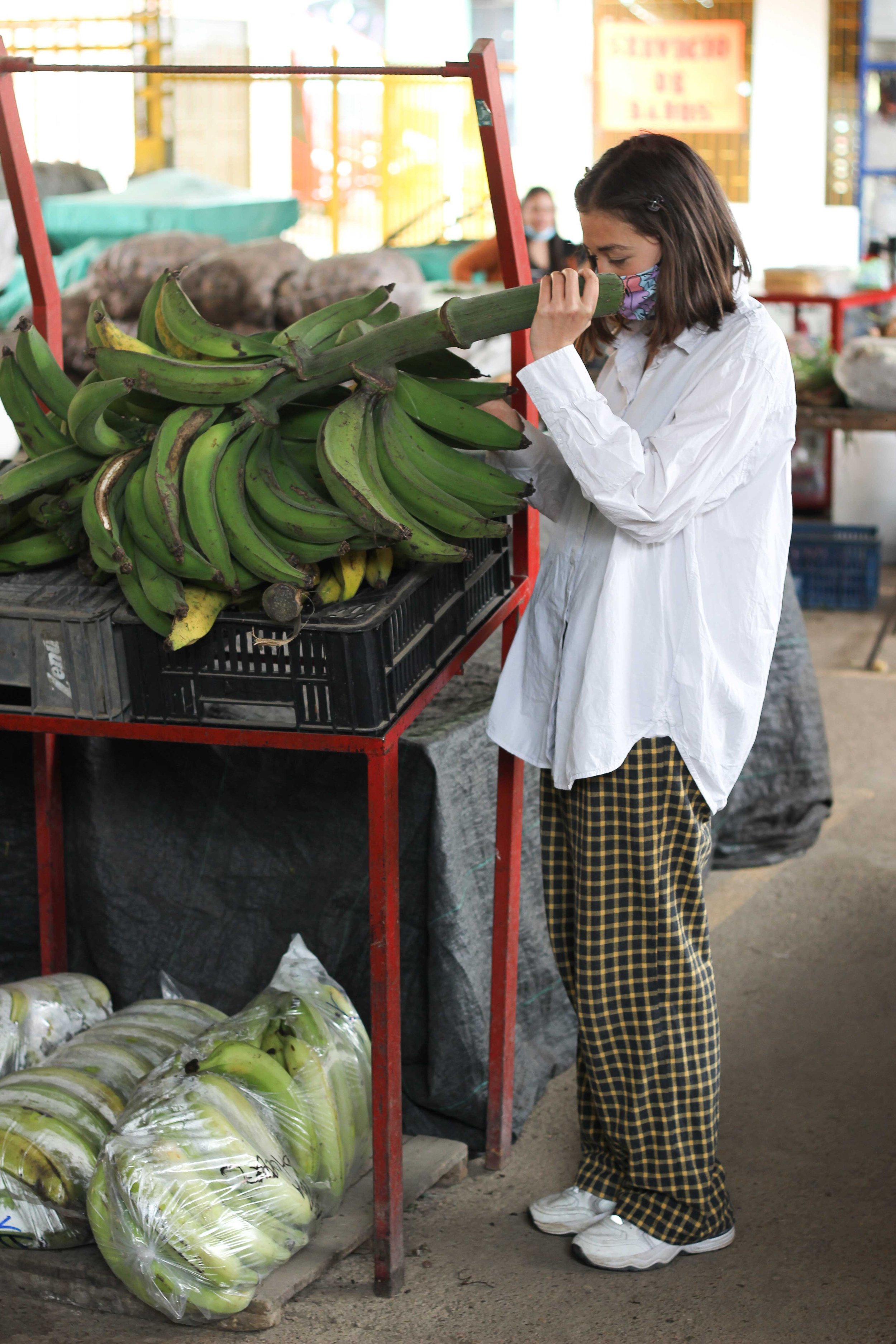 Lena Yokoyama, Mujer Con Fruta in situ (Copyright © Lena Yokoyama, 2022).jpg